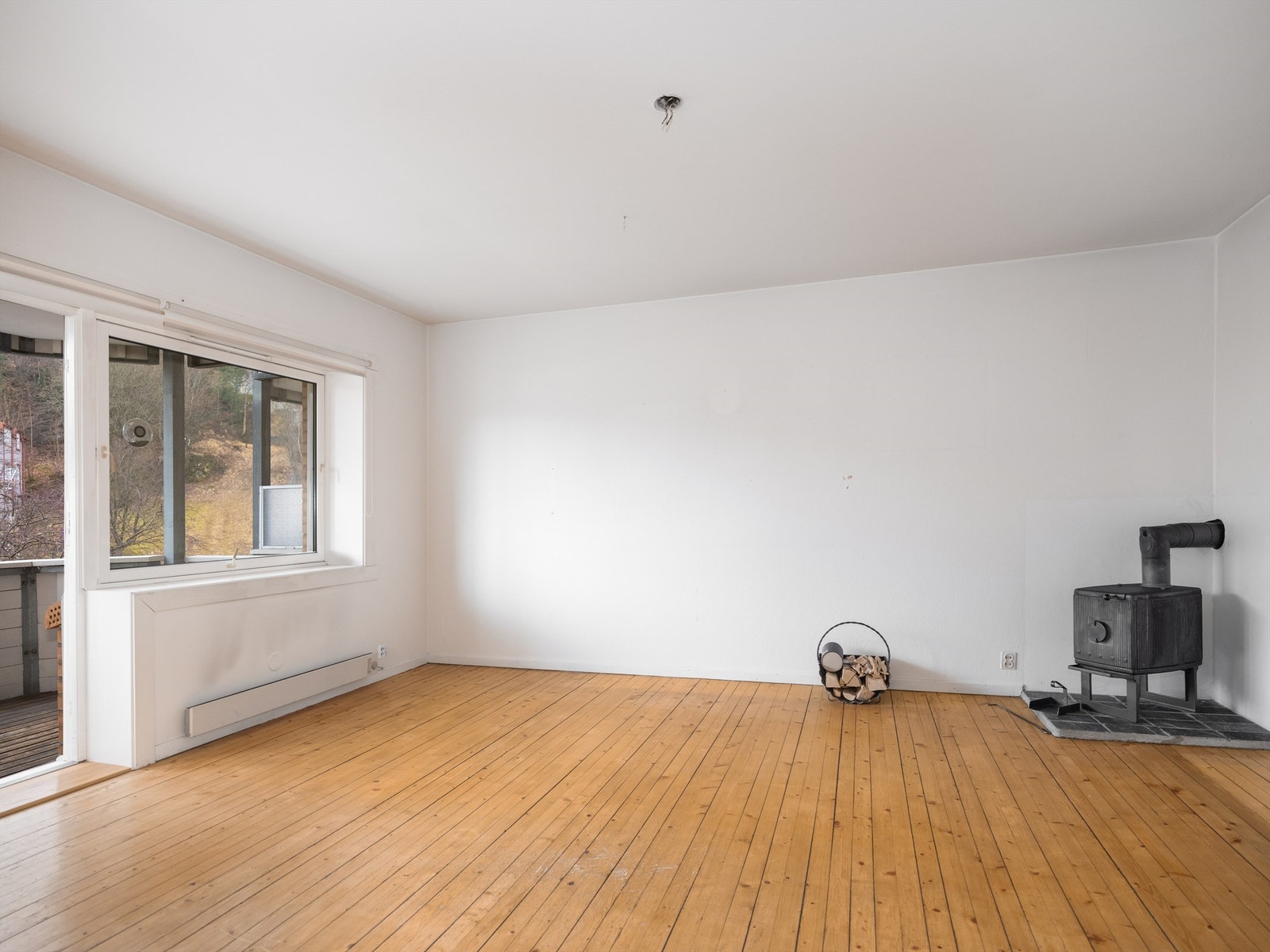 Leiligheten er gjennomgående lys og luftig med utstrakte vindusflater som sikrer rikelig med naturlig dagslys. Galleribilde