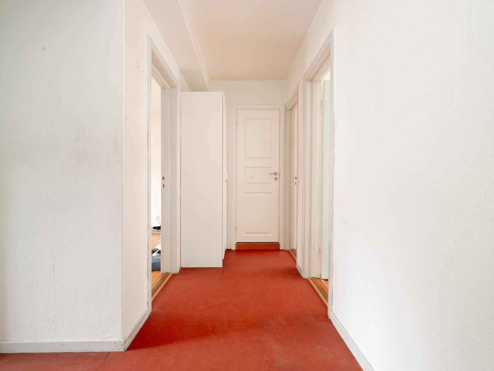 Velkommen inn! Romslig entrè med god plass til oppbevaring av yttertøy og sko. Leiligheten disponerer også en bod på 11 kvm i kjelleretasjen samt en bod på 4 kvm på loftet. Galleribilde