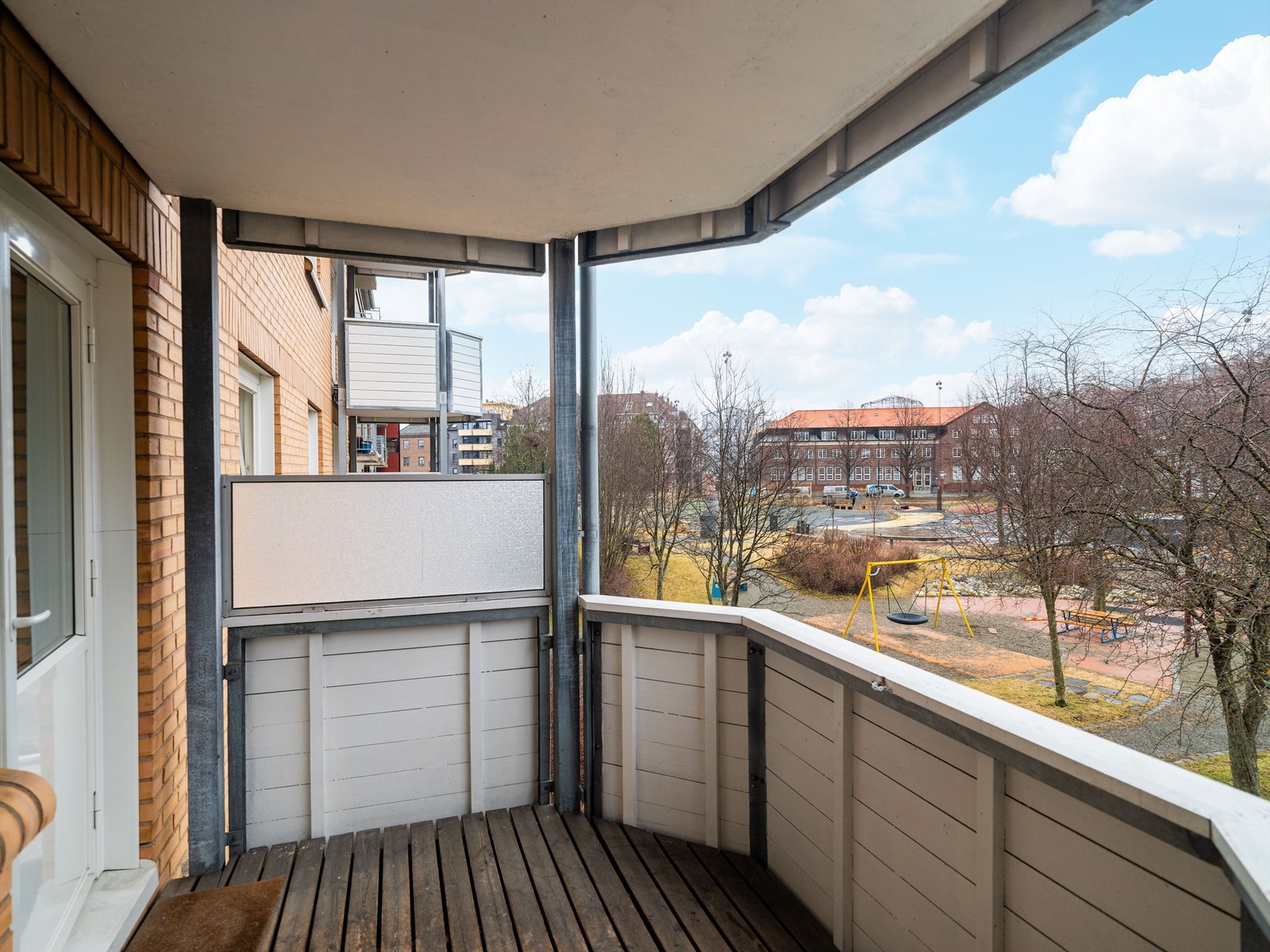 Fra stuen har man direkte utgang til en overbygd balkong med god plass til ønsket utemøblement. Galleribilde