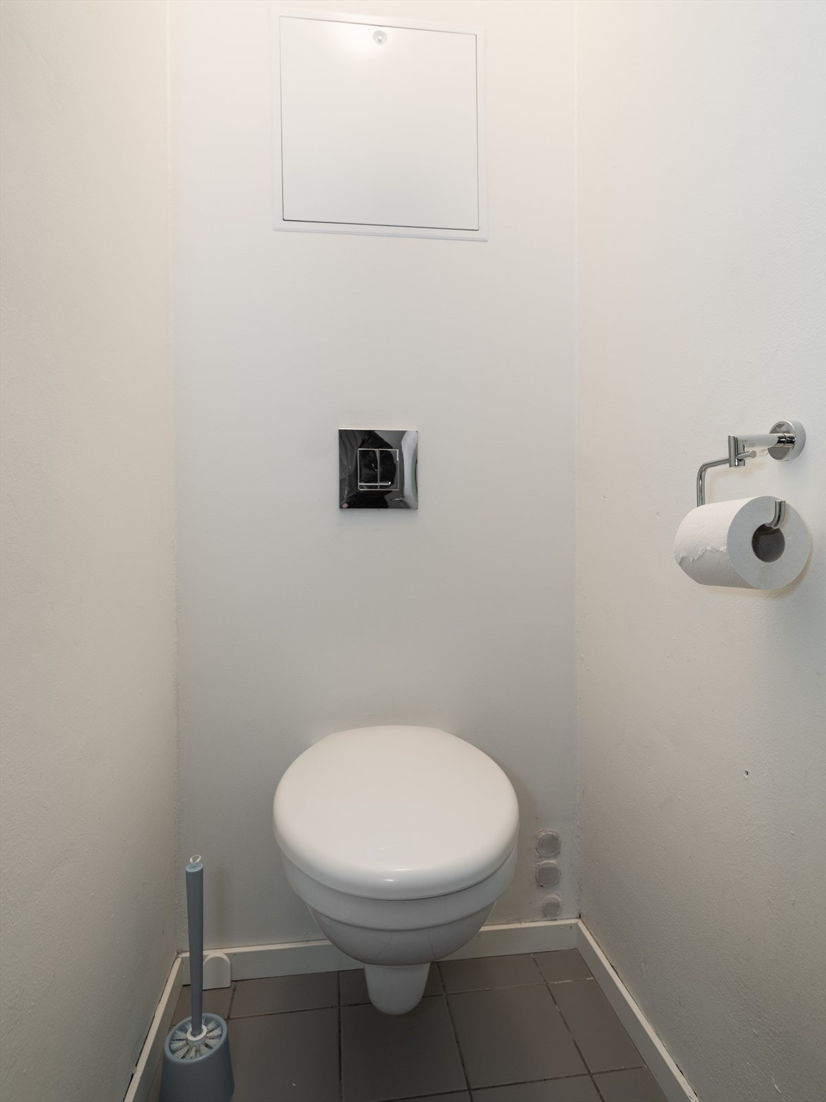 Praktisk separat toalettrom i forbindelse med inngangspartiet. Varmekabler i gulv. Rør i rør system. Galleribilde