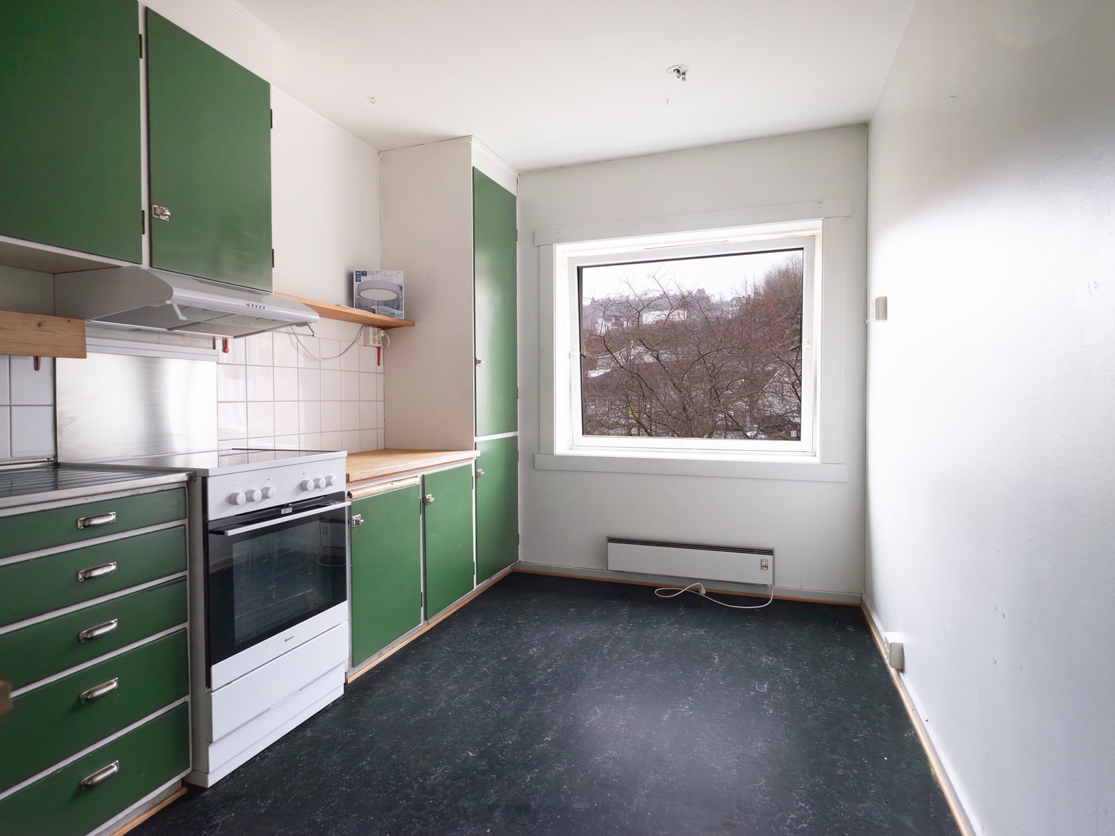 Kjøkkenet har rikelig med skap- og benkeplass å boltre seg på, samt plass til liten spisegruppe. Galleribilde