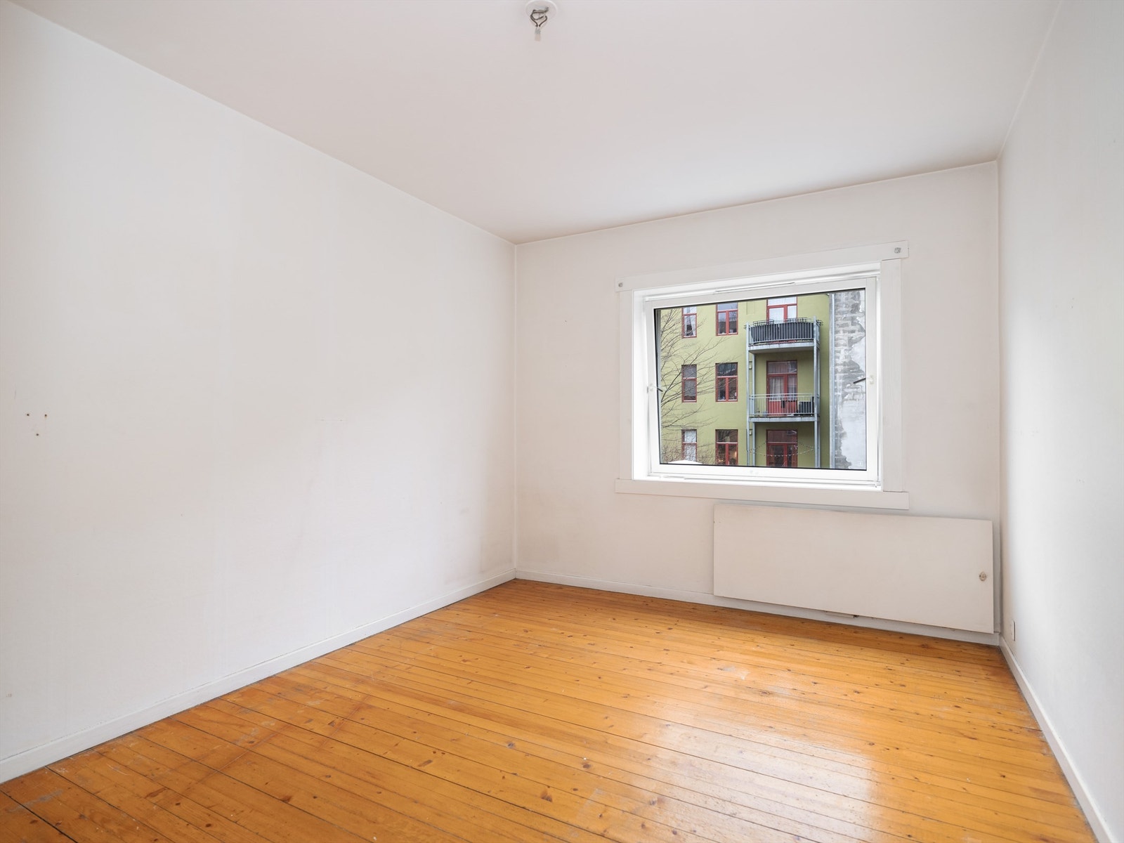 Soverommet har god plass til dobbeltseng av ønsket størrelse, nattbord og garderobeskap. Galleribilde