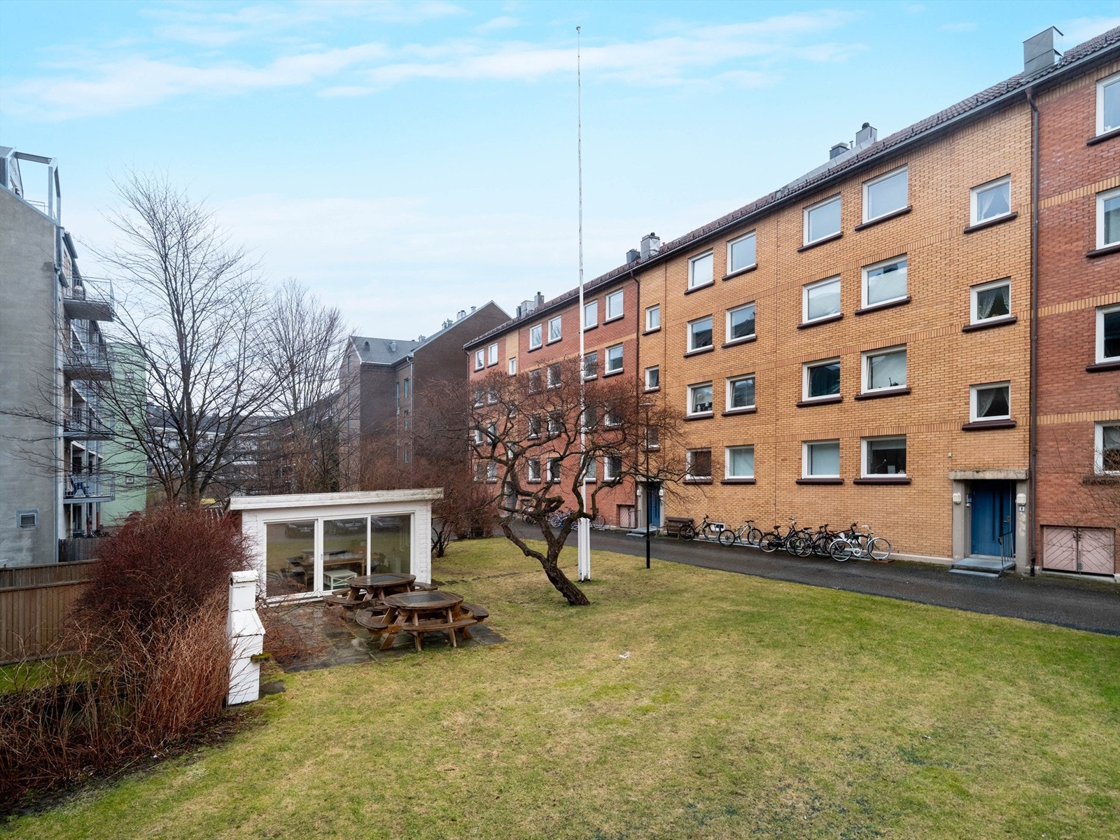 Opparbeidet område for borettslaget ved inngangsside. Lysthus for sosiale sammenkomster. Galleribilde