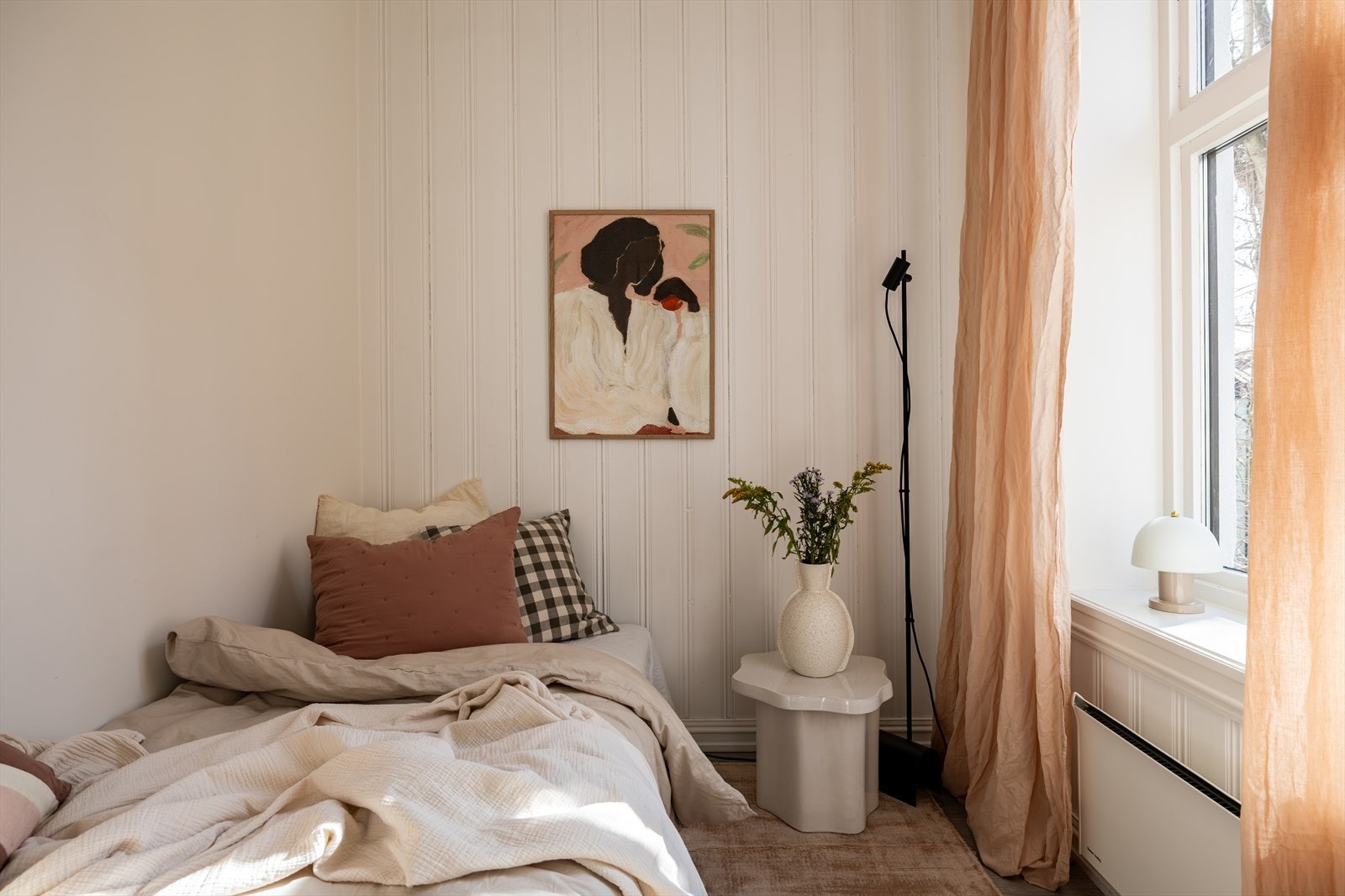 Plass til seng og nattbord. Galleribilde