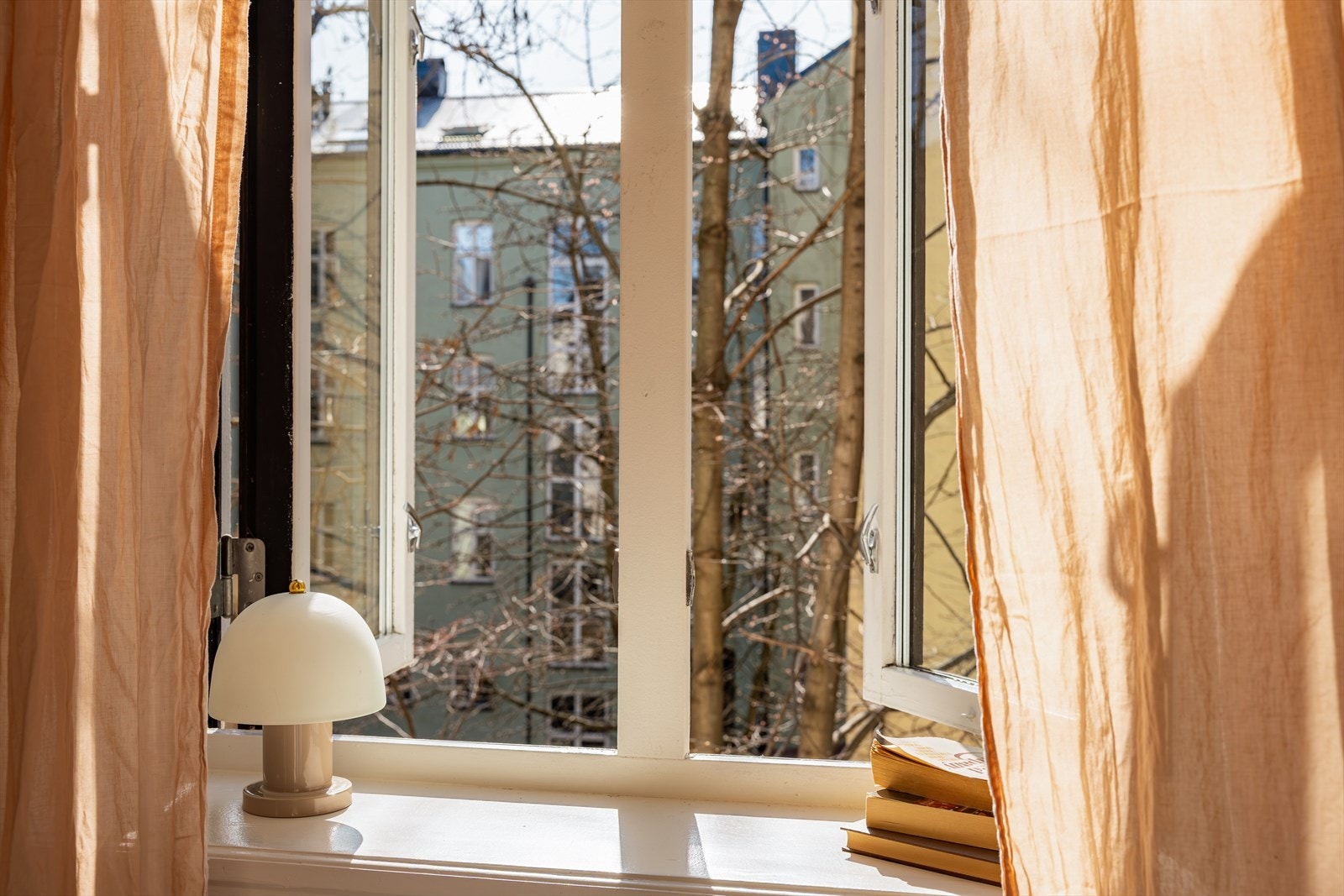 Rommet vender ut i stille og rolig bakgård, så her kan du sove godt. Galleribilde