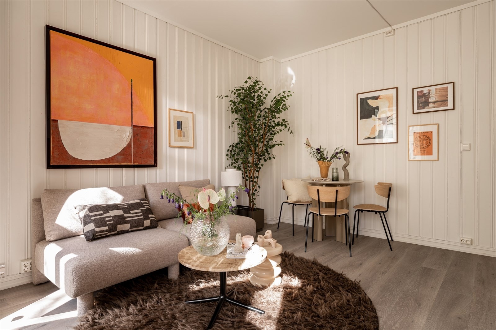 God plass til å innrede med sofa med tilhørende møblement. Galleribilde