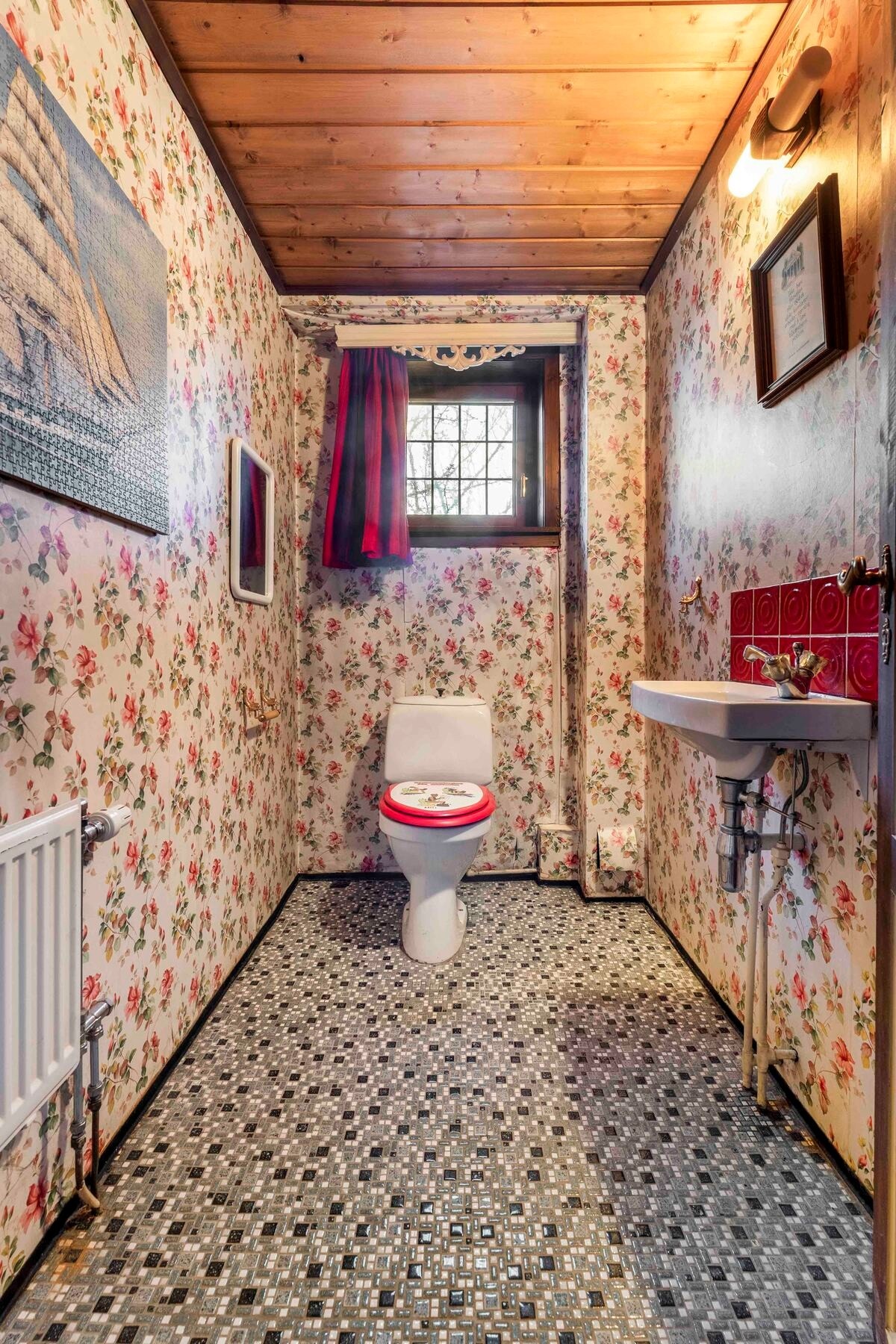 Praktisk og retro wc i tilknytning til hallen Galleribilde