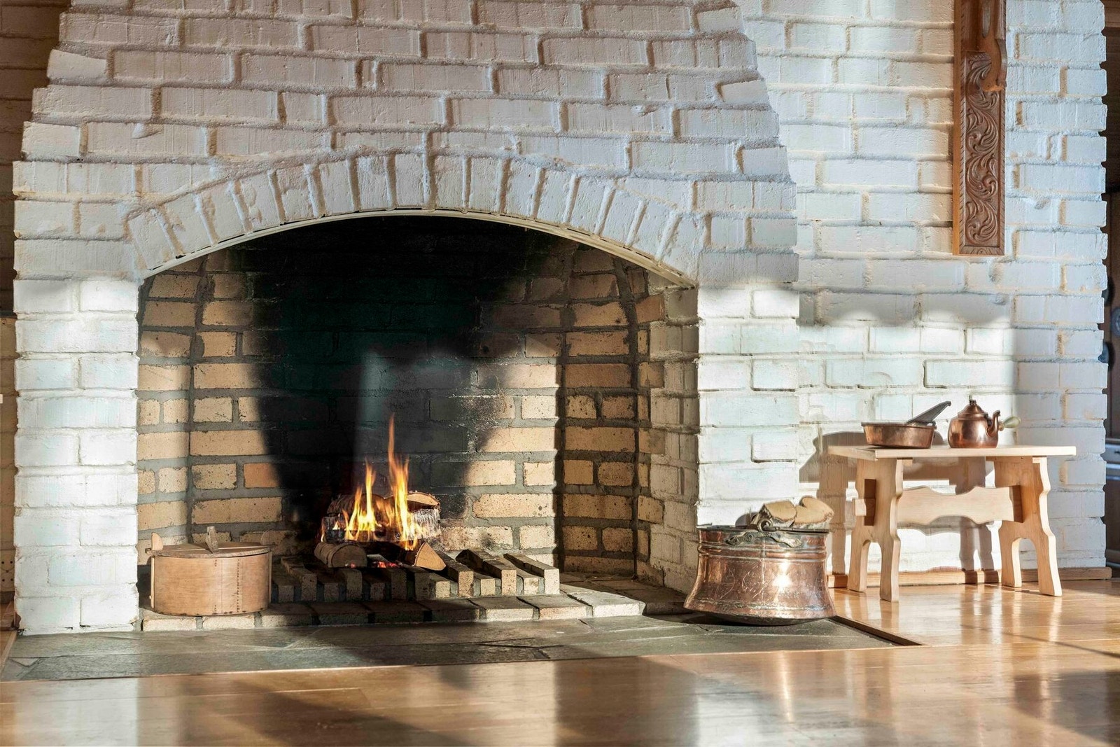 Stor og god peis for ekstra varme og hygge i dagligstuen Galleribilde
