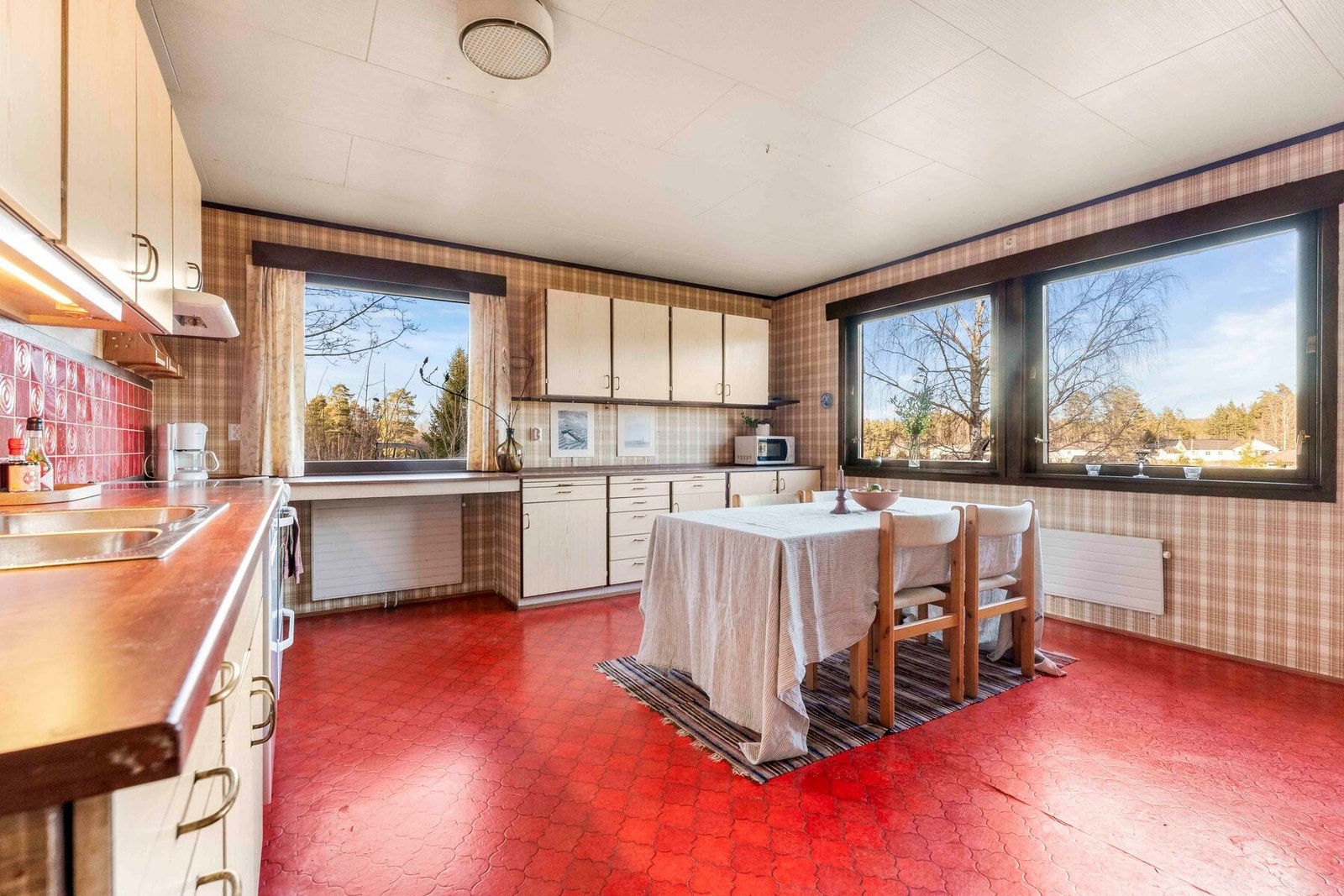 Kjøkkenet har behov for renovering, men er meget romslig og med god plass til en større spisegruppe Galleribilde