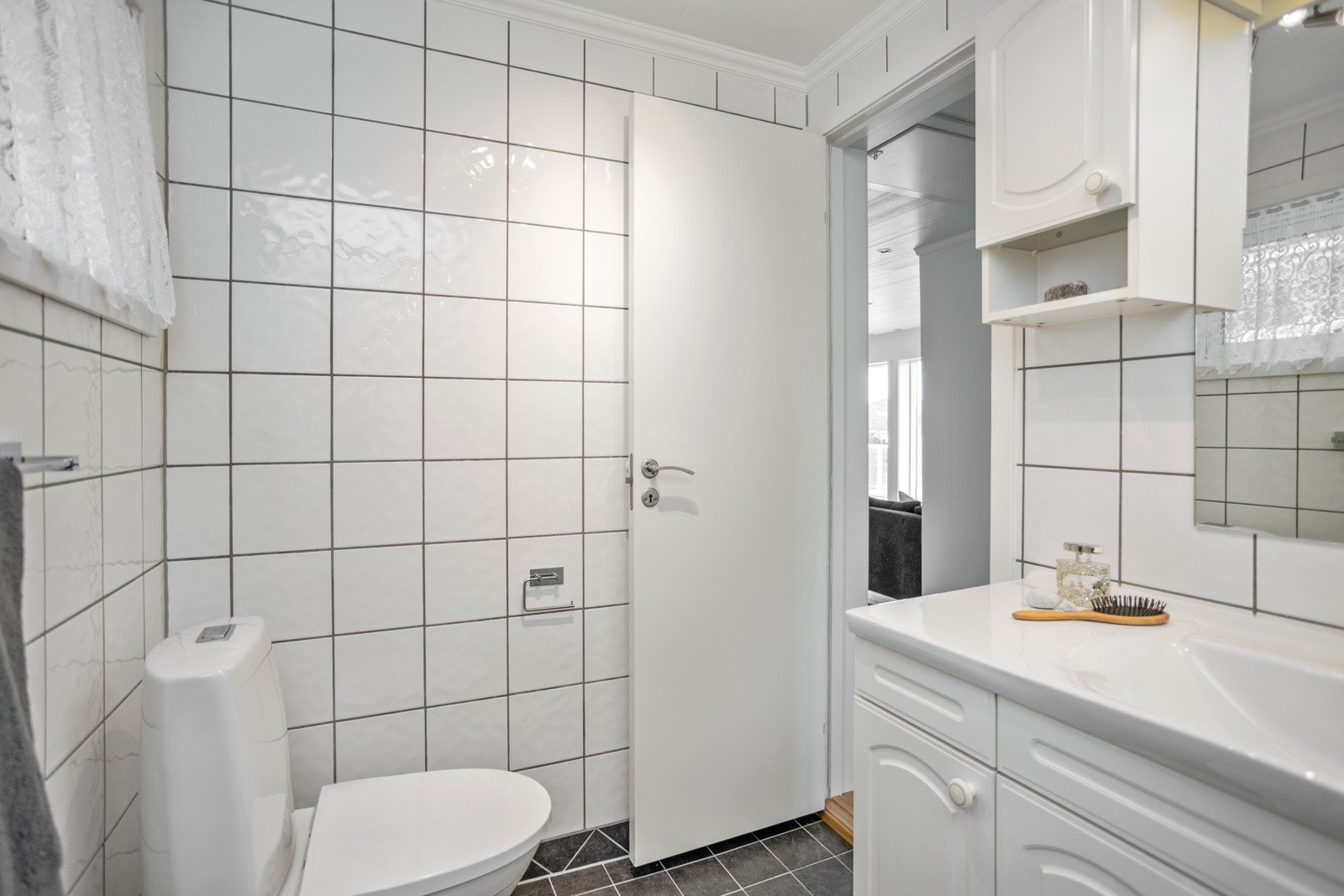 Baderommet inneholder servant, dusj og wc. Galleribilde