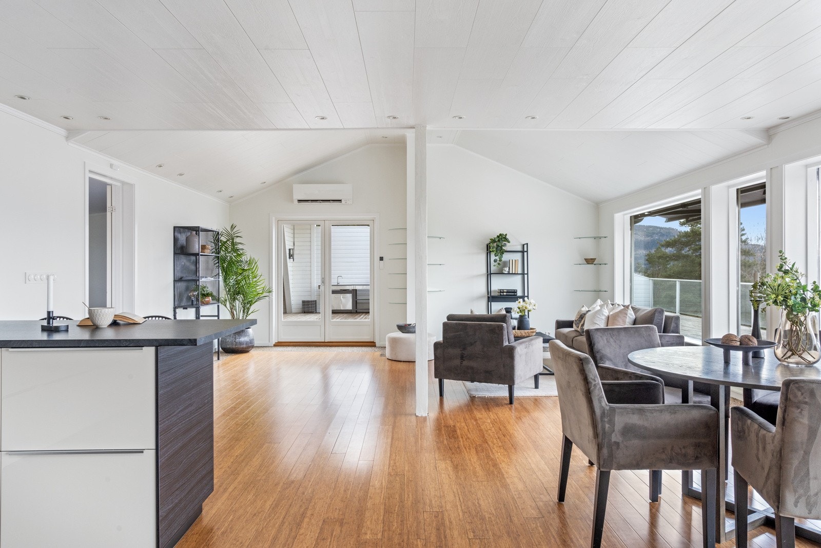 Fra stuen går man ut på en stor og koselig terrasse. Galleribilde