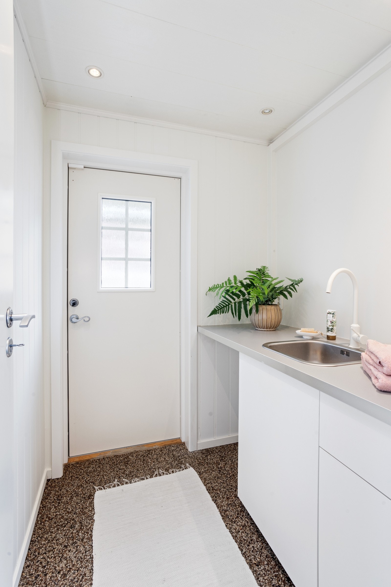 Praktisk vaskerom med egen inngang fra terrasse og adkomst fra gang. Galleribilde