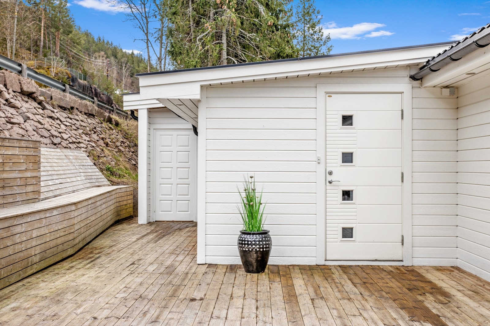 Egen dør som tar deg rett til sommerstuen. Galleribilde