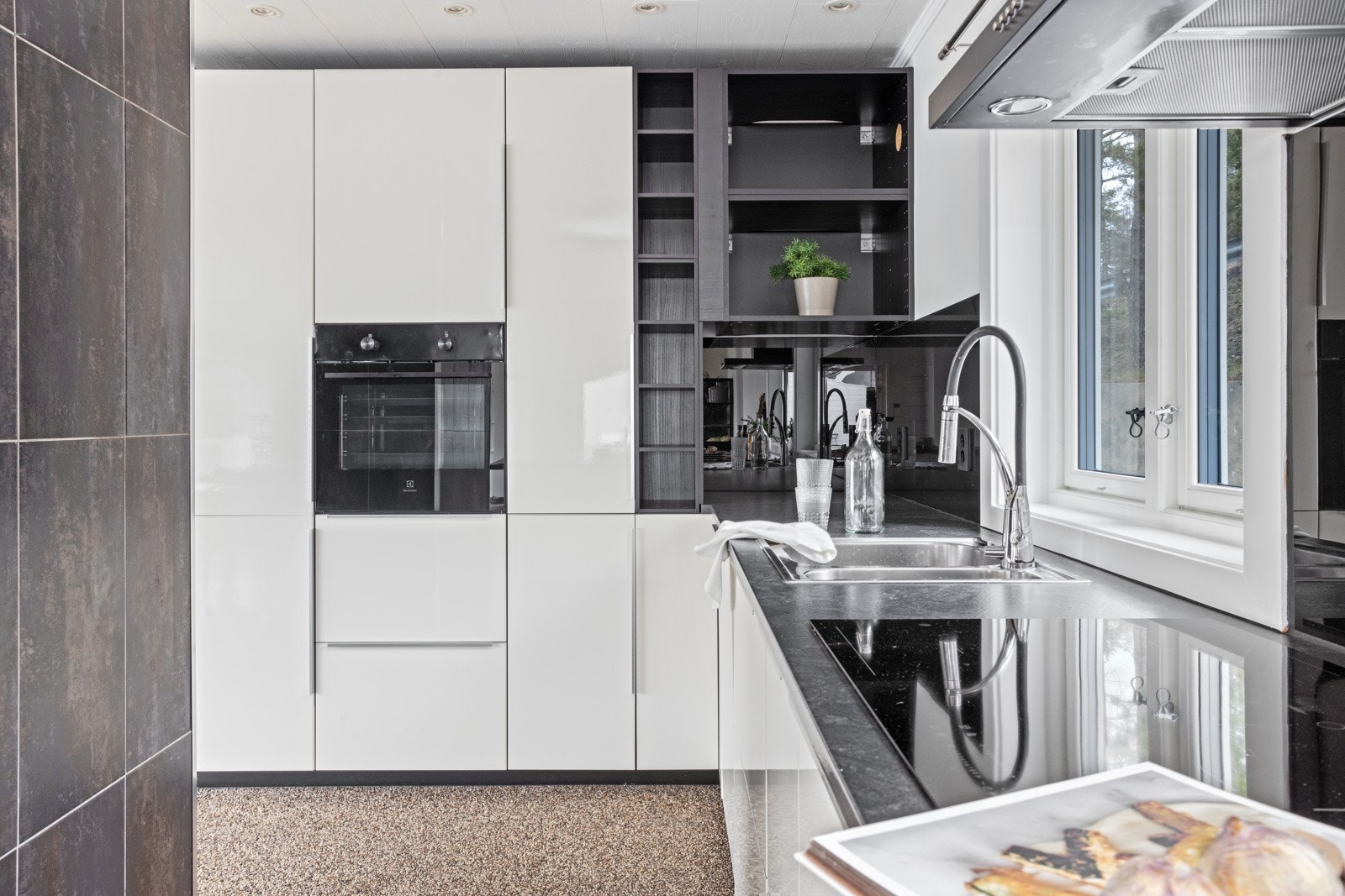 Fint og lyst kjøkken med profilert innredning i høyglans. Galleribilde