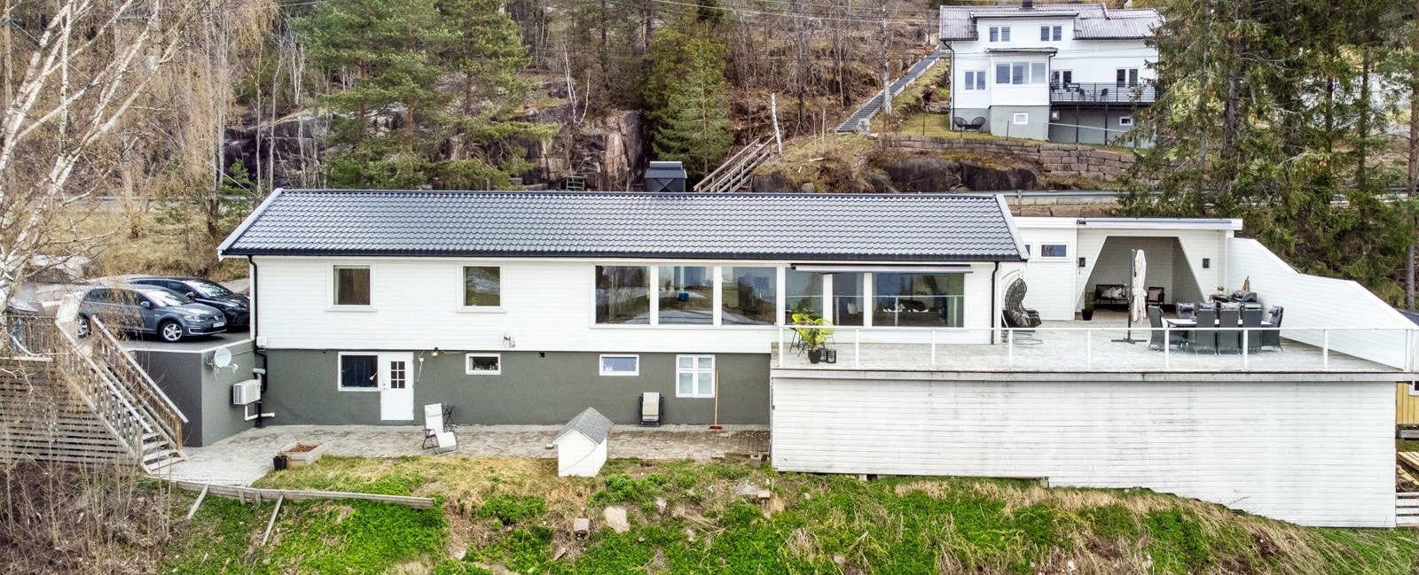 God beliggenhet på en høyde i umiddelbar nærhet til fjorden. Galleribilde