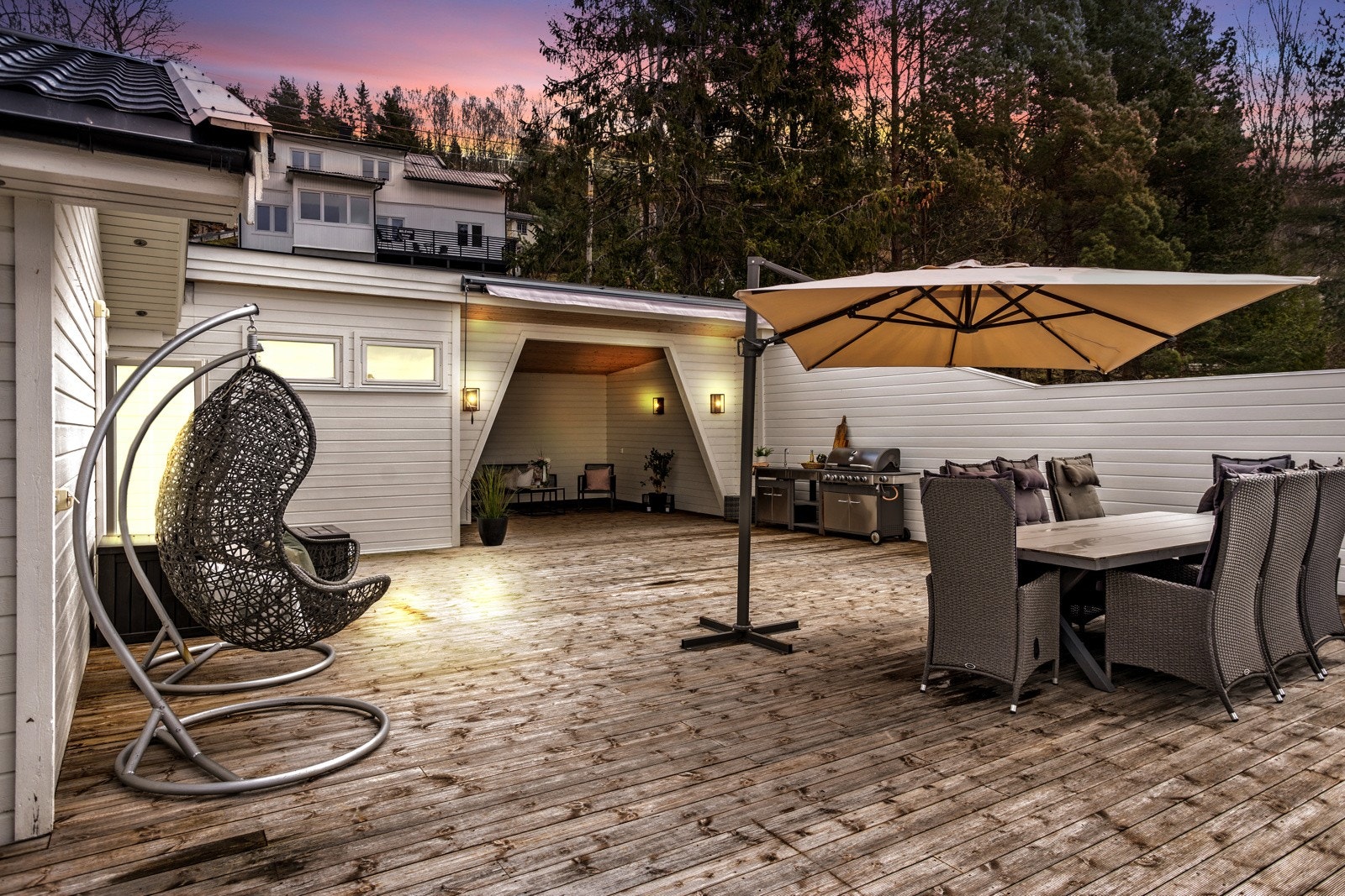 Med en koselig sommerstue kan man nyte dagen som kvelden. Galleribilde