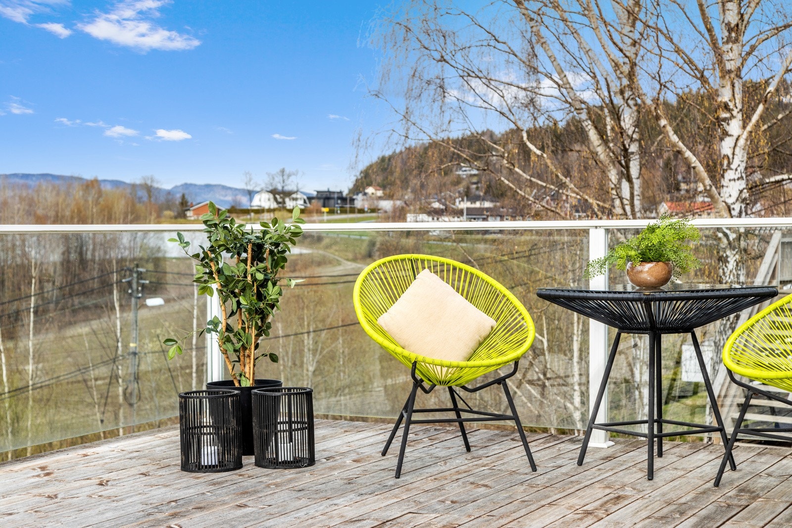 Terrassen er vinklet og gir muligheter for å innrede i flere soner. Galleribilde