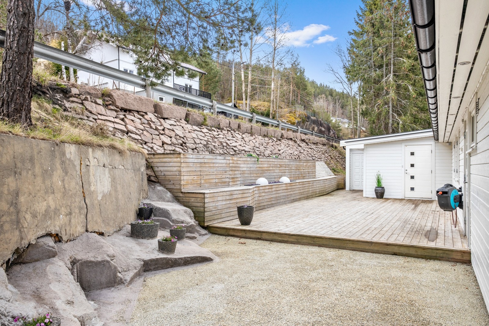 Stor terrasse ved inngangsparti gir et godt førsteinnrykk. Galleribilde