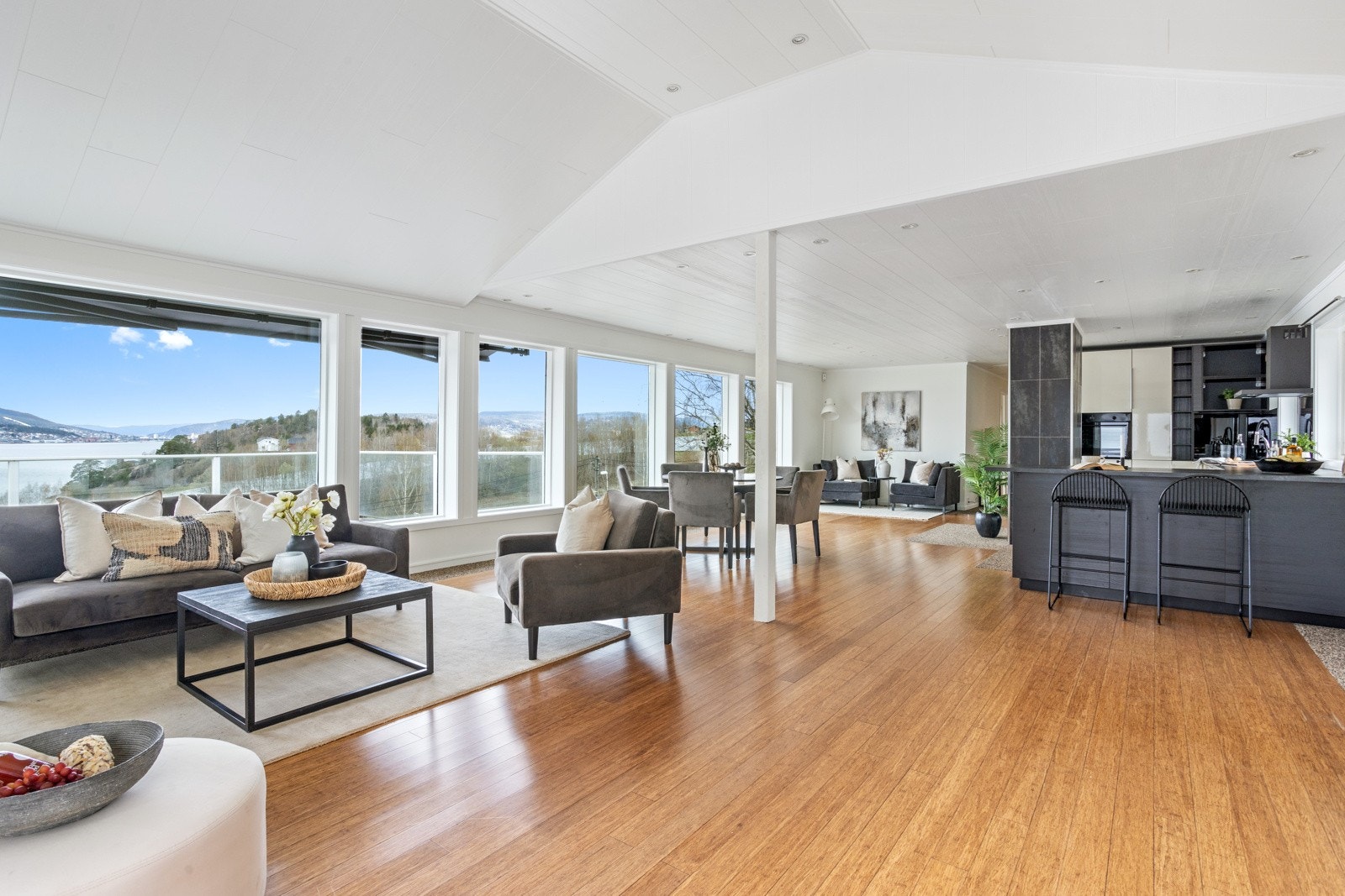 Stilriktig med 1-stavs parkett og nyere kjøkkeninnredning. Generøs takhøyde. Galleribilde