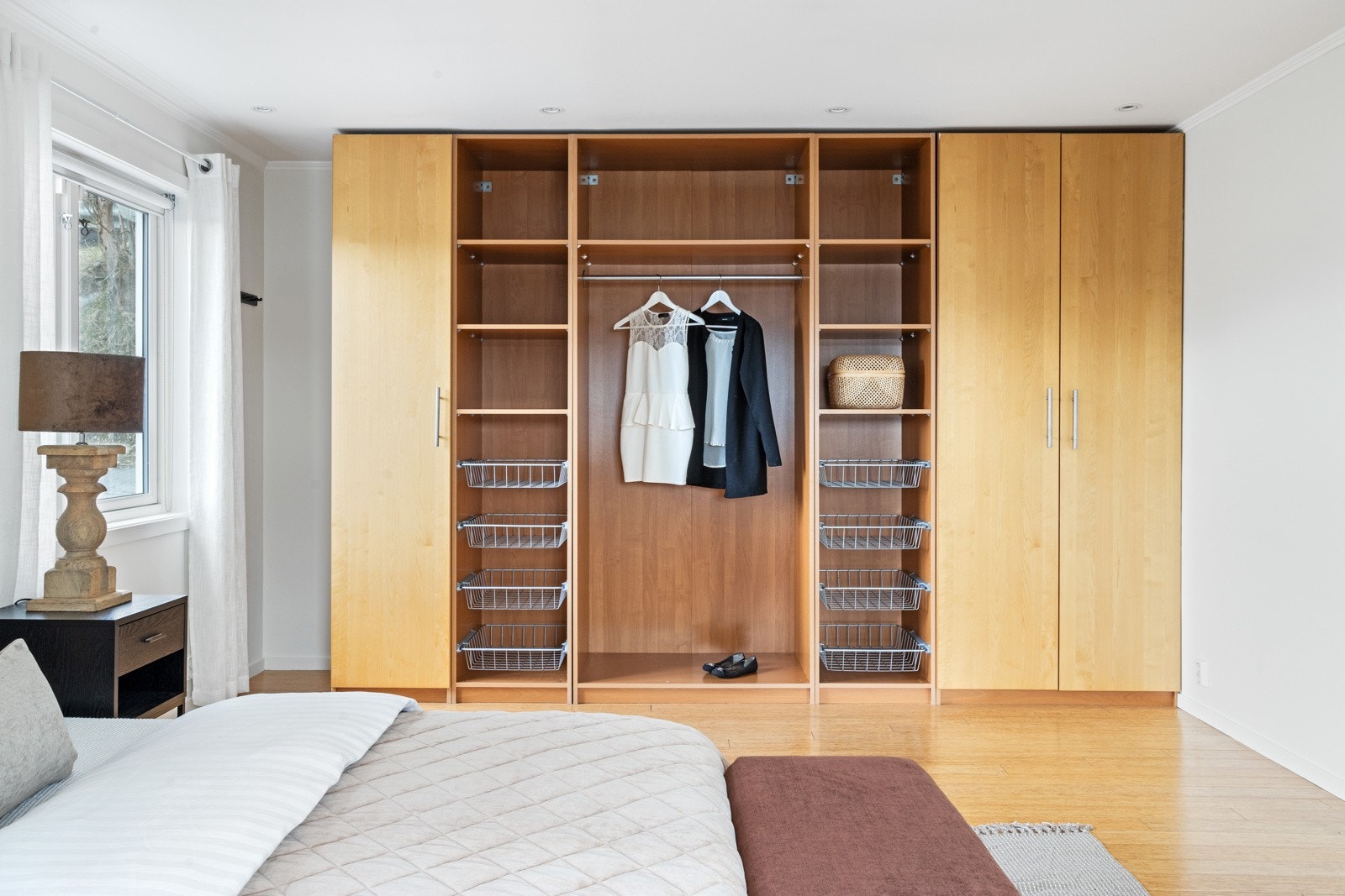Det er etablert stor garderobe på soveværelse. Galleribilde