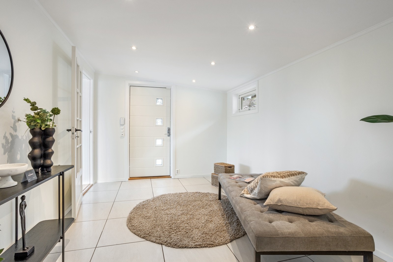 Romslig og praktisk flislagt entré. Galleribilde