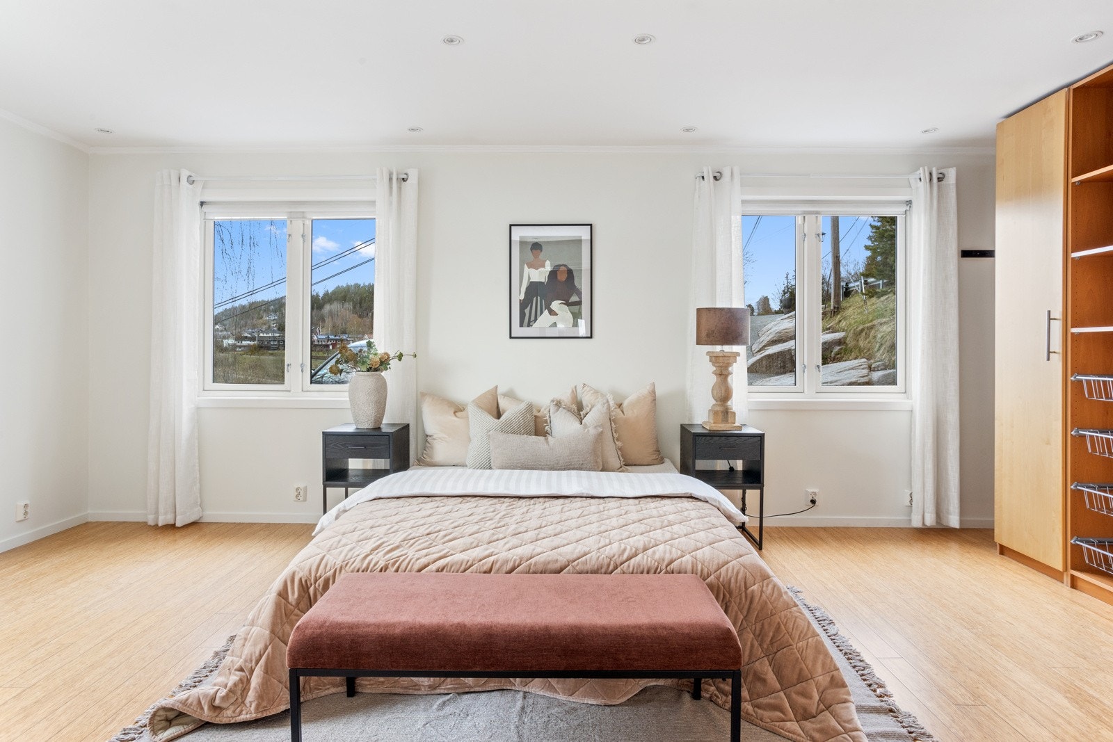 Hovedsoverom av god størrelse. Oprinnelig var dette to soverom som nå er omdannet til et. Galleribilde