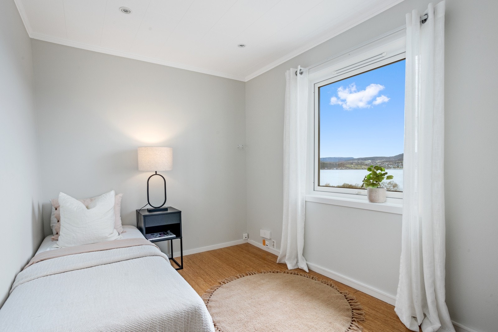 Gjestesom av god størrelse med fjordutsikt. Galleribilde