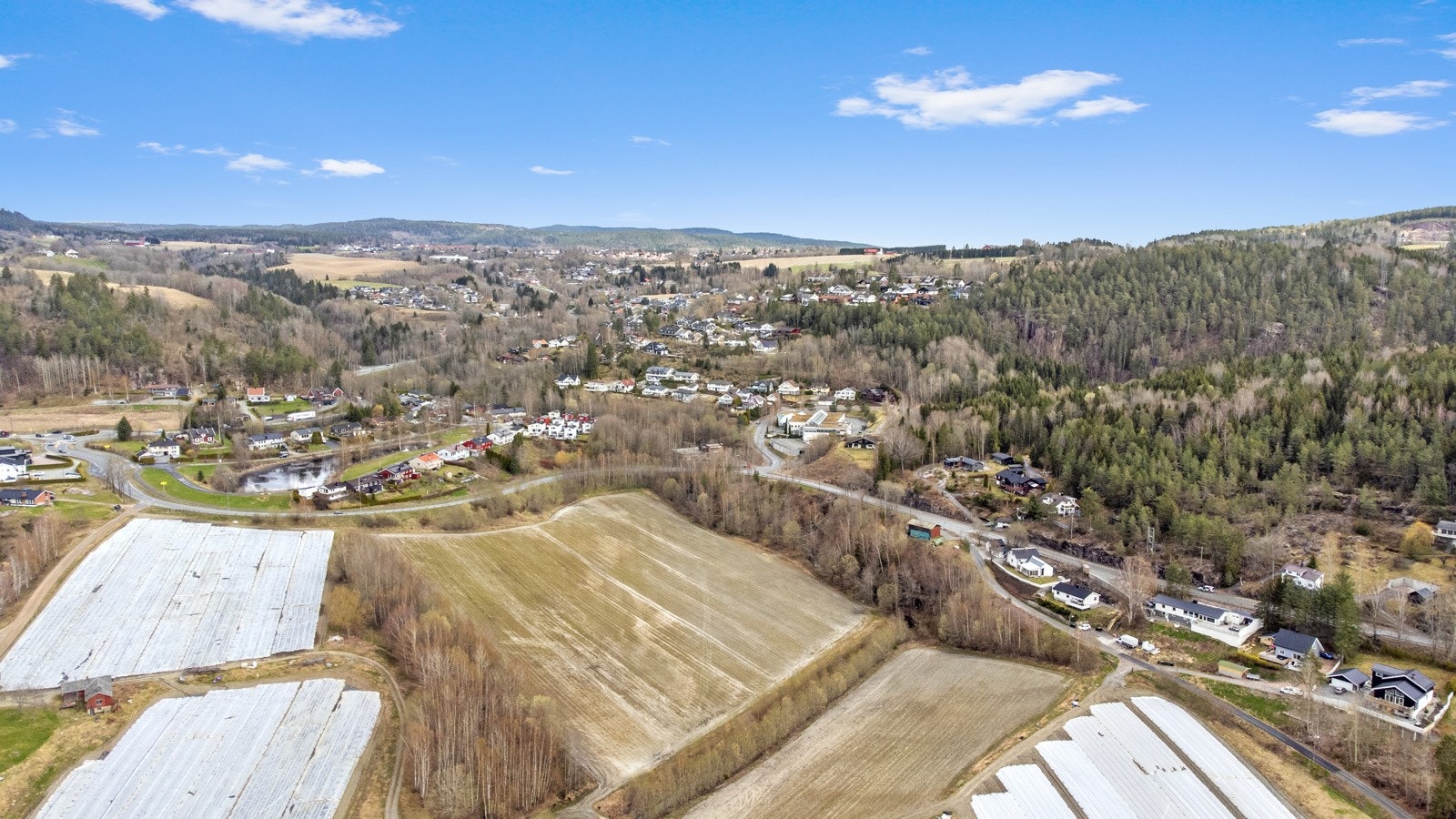 Grimsrudveien 1 ligger en kort kjøretur unna "alt", herunder dagligvare, jernbane og Drammen sentrum. Galleribilde