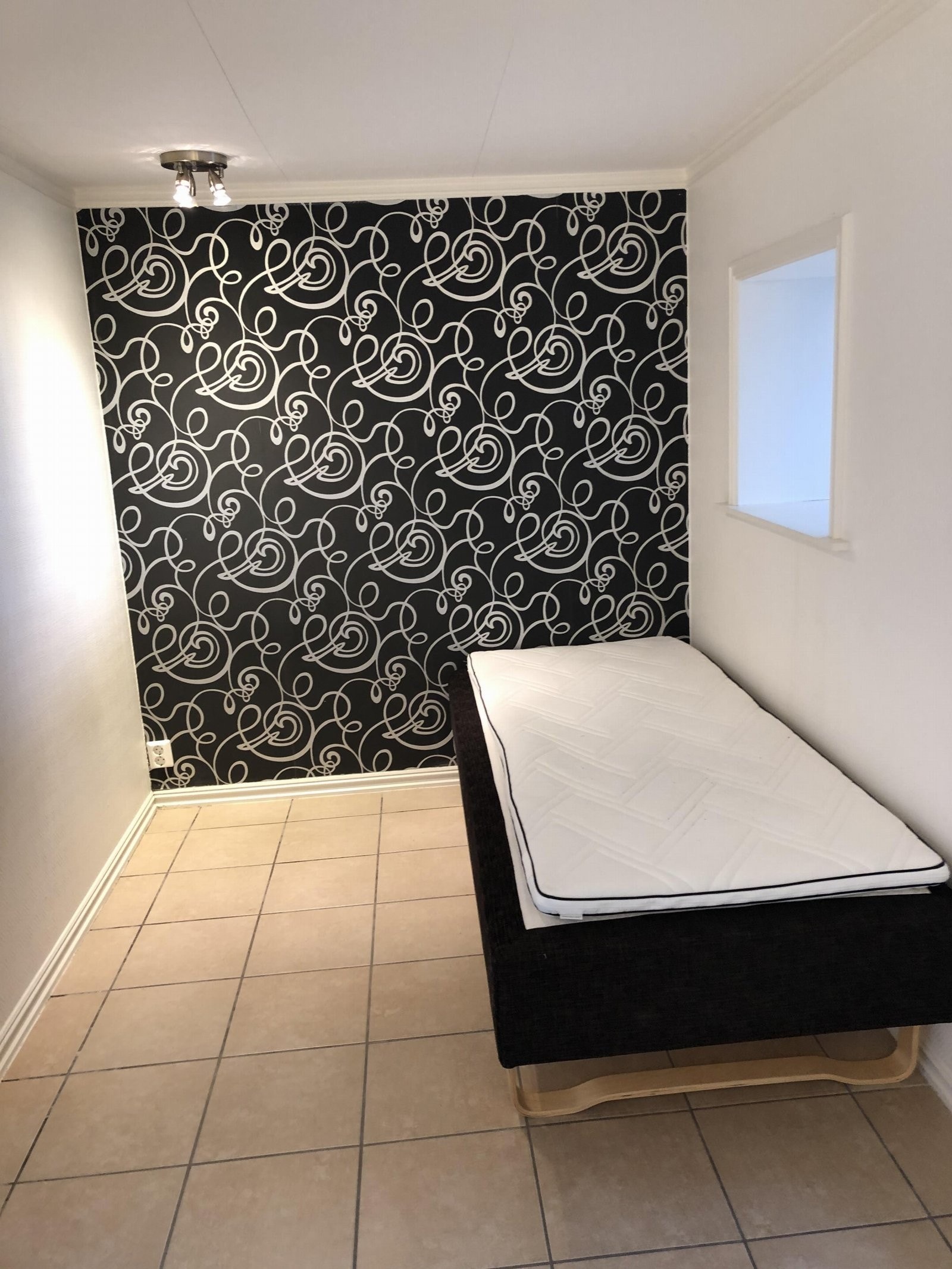 Underetasjen ble renovert i 2018 (bilde av innredet rom, ikke godkjent for varig opphold). Galleribilde