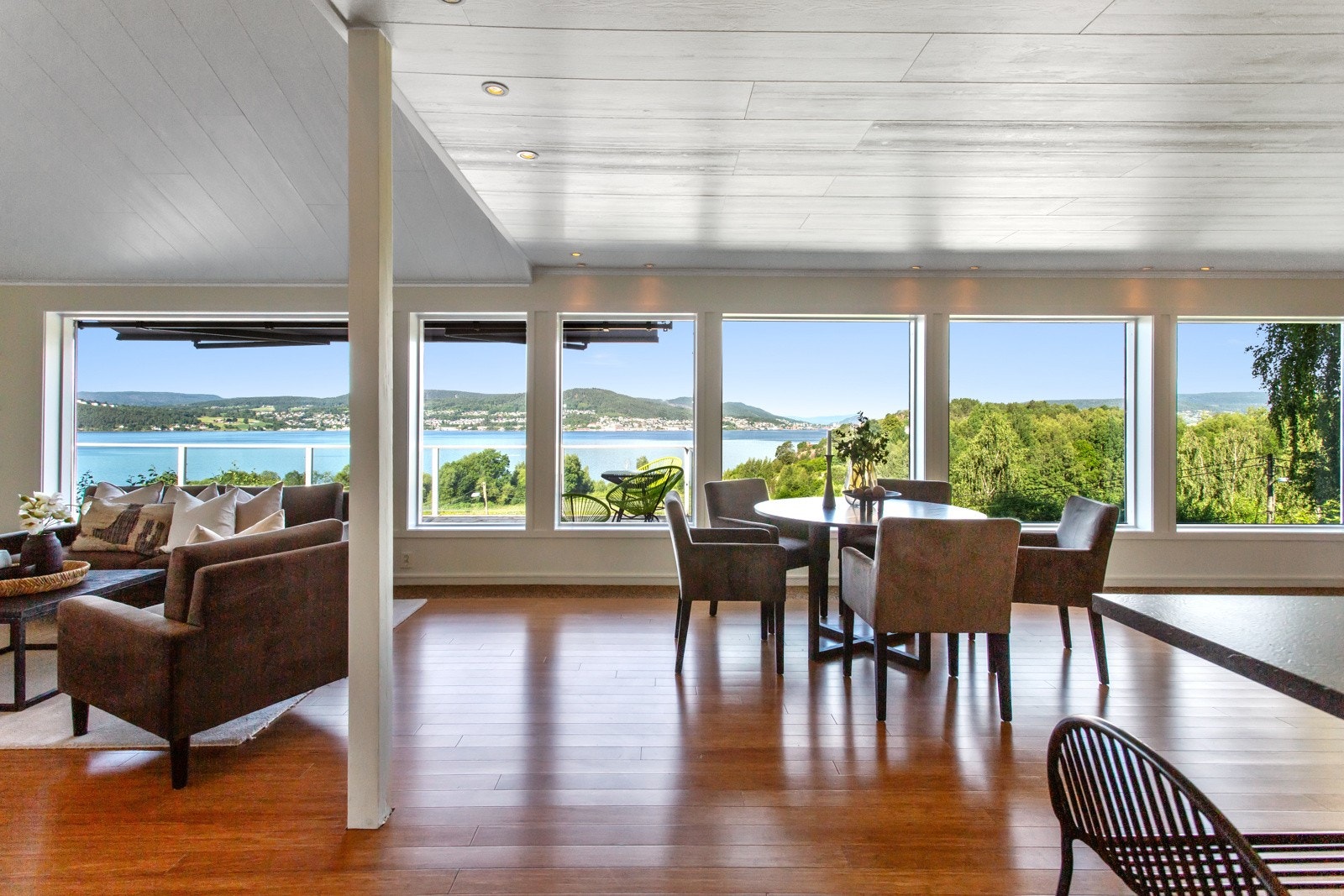 Oppgradert enebolig med fantastisk fjordutsikt fra panoramavinduer. Galleribilde