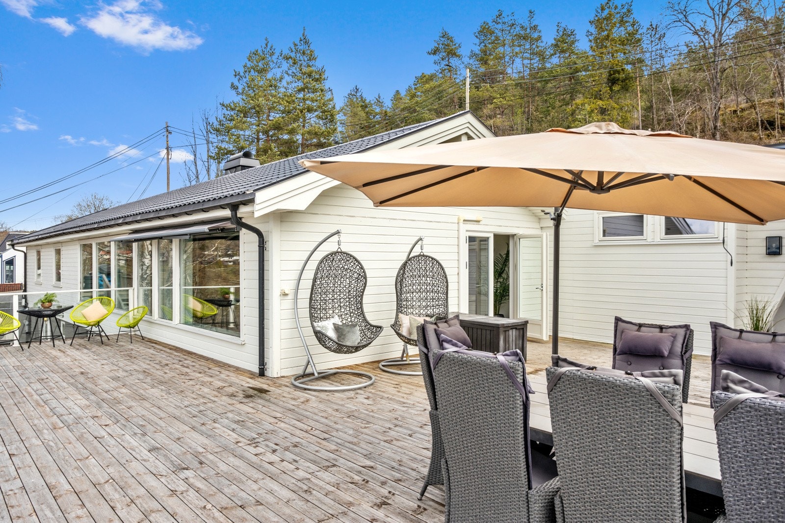 Terrassen har god plass utemøbler og grill. Galleribilde