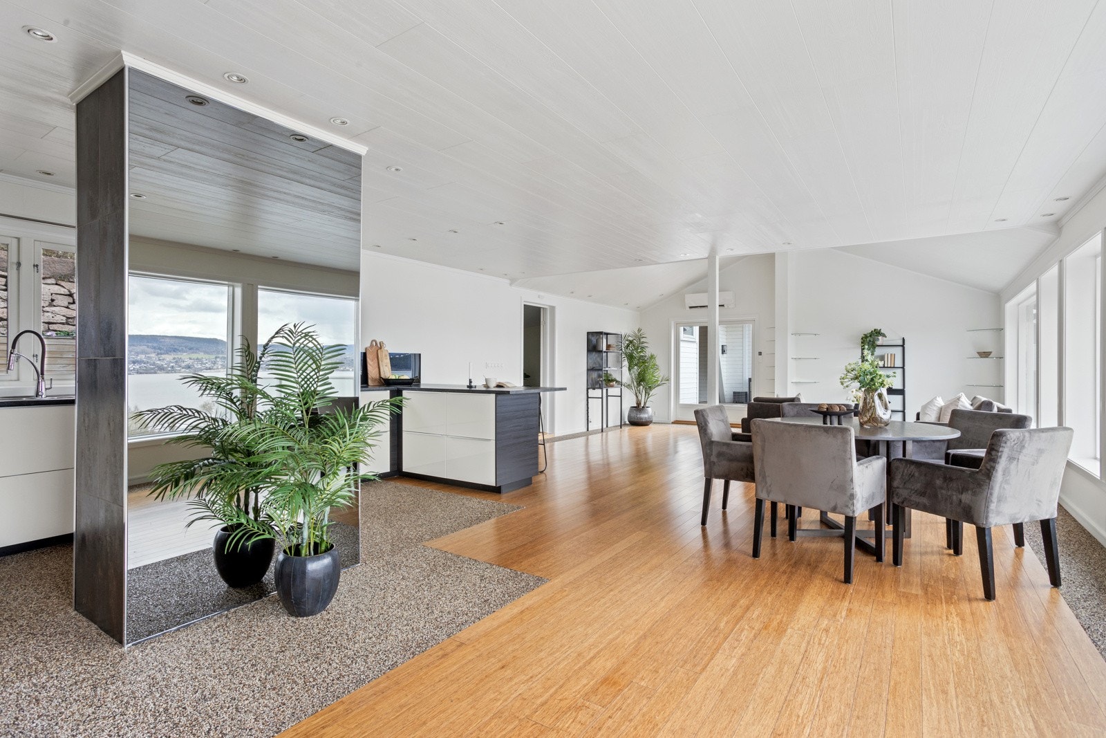 Kjøkkengulv er knust marmor lagt i epoxy. Galleribilde