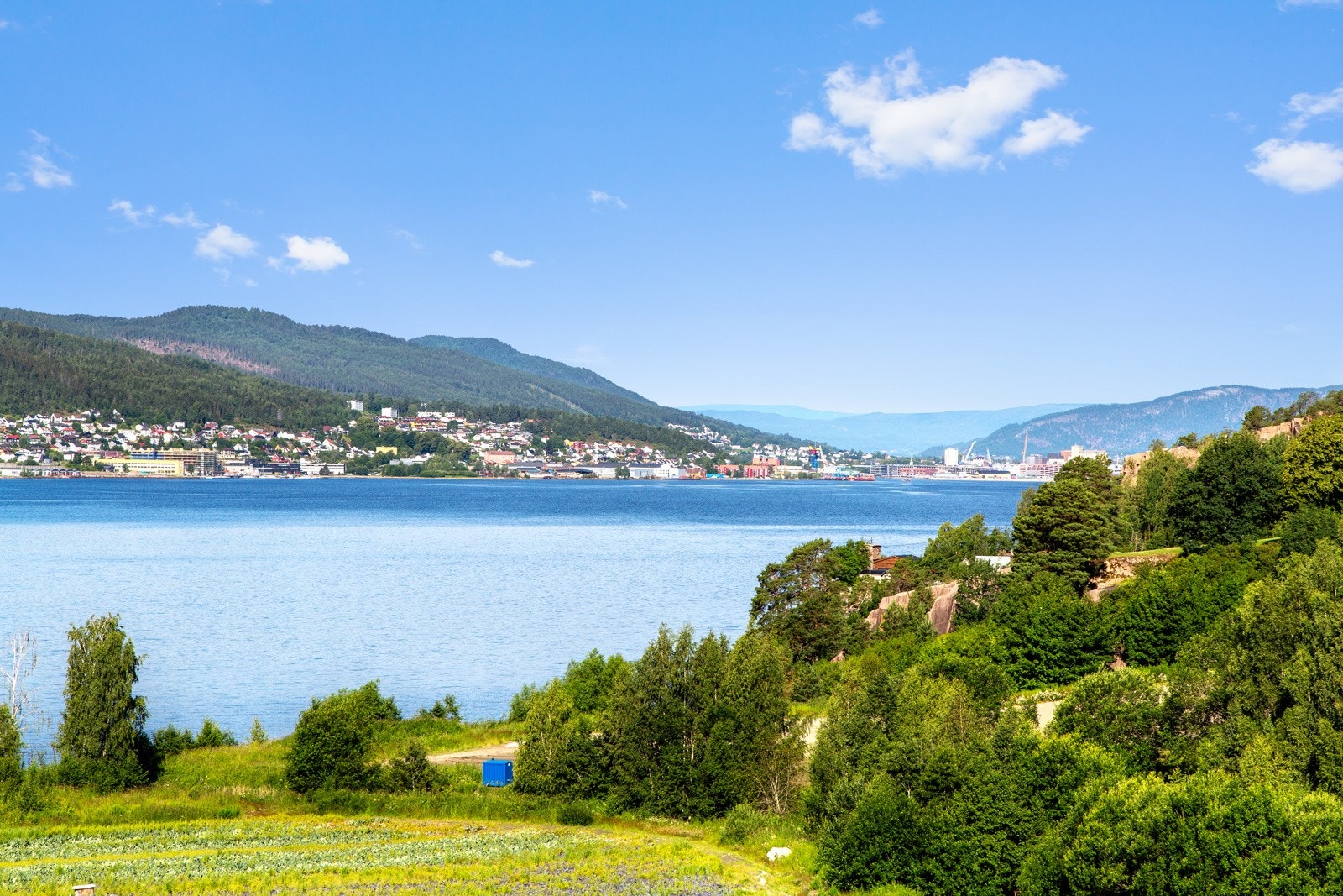 Fra den romslige terrassen har du svært gode solforhold og flott utsikt. Galleribilde