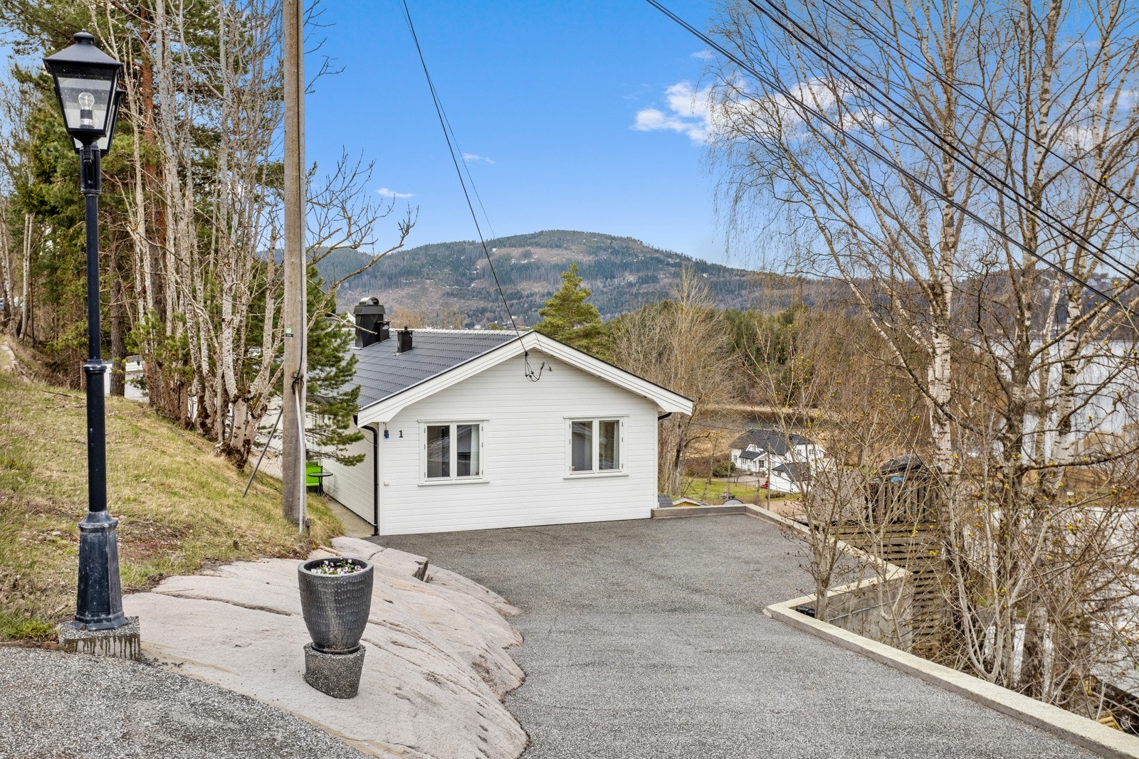 Gårdsplassen ble lagt med varmekabler under naturstein i epoxy i 2018. Galleribilde