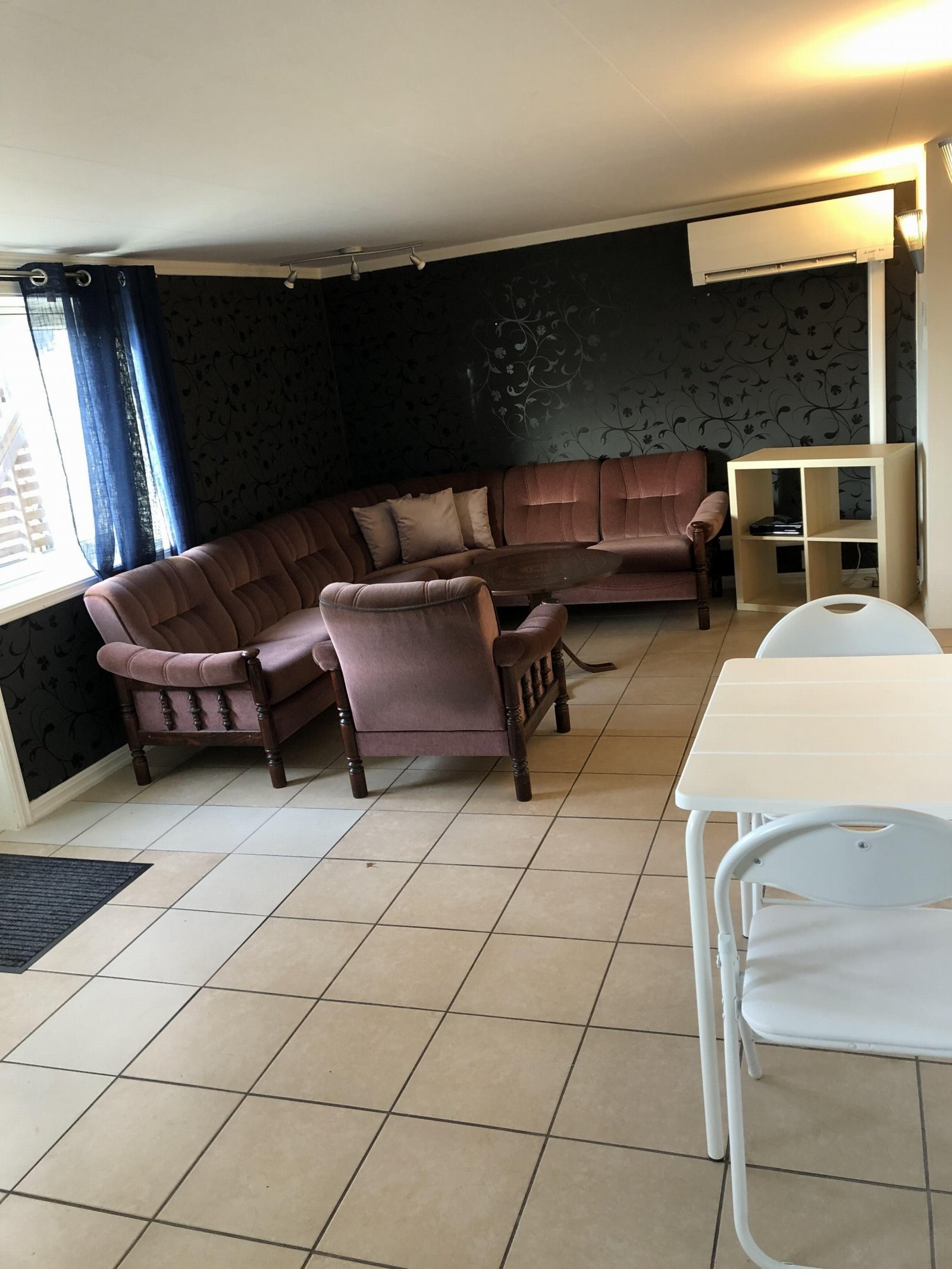 Rom i underetasje med varmepumpe (ikke godkjent for varig opphold) Galleribilde