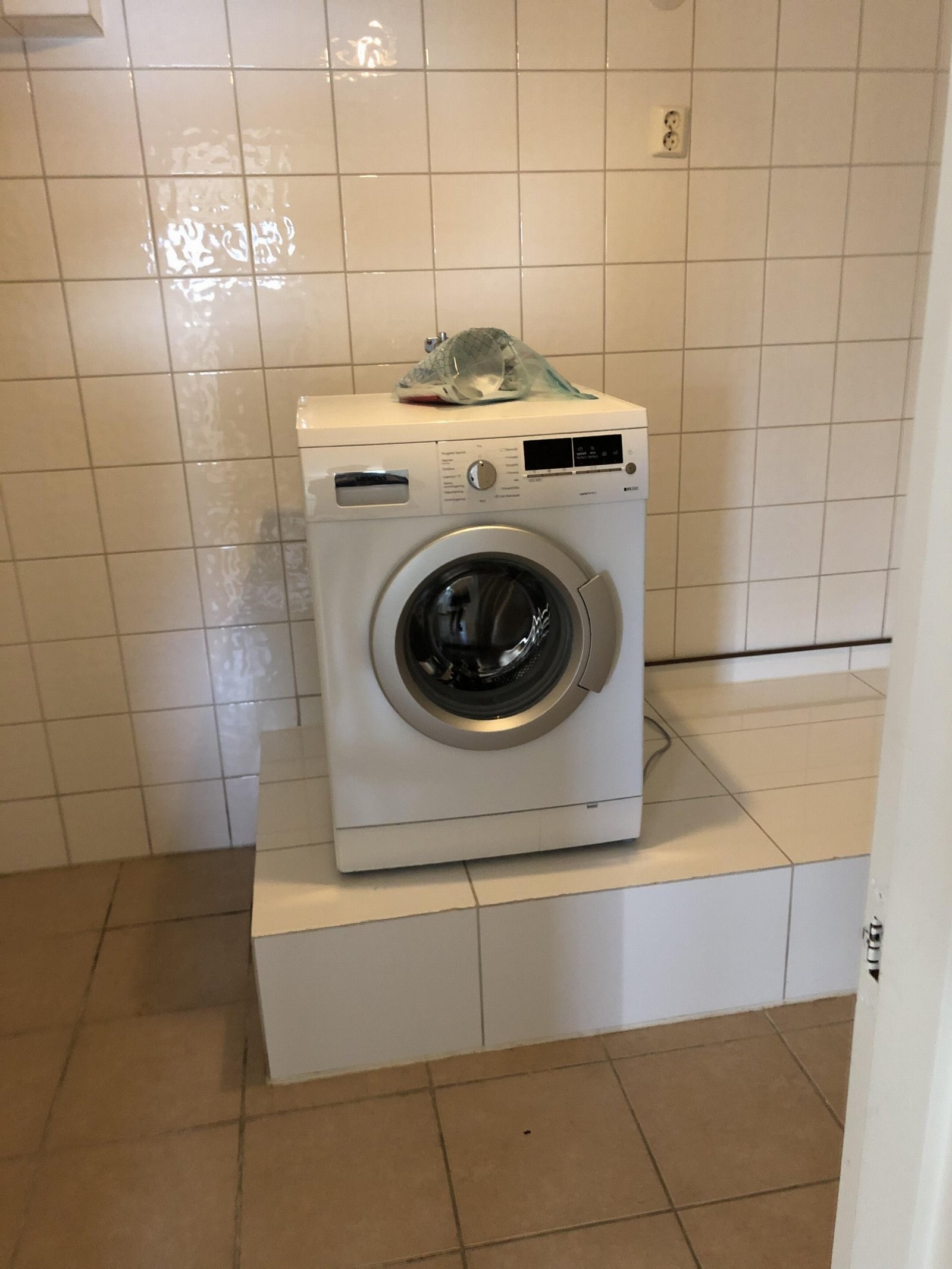 Romslig flislagt vaskerom. Galleribilde