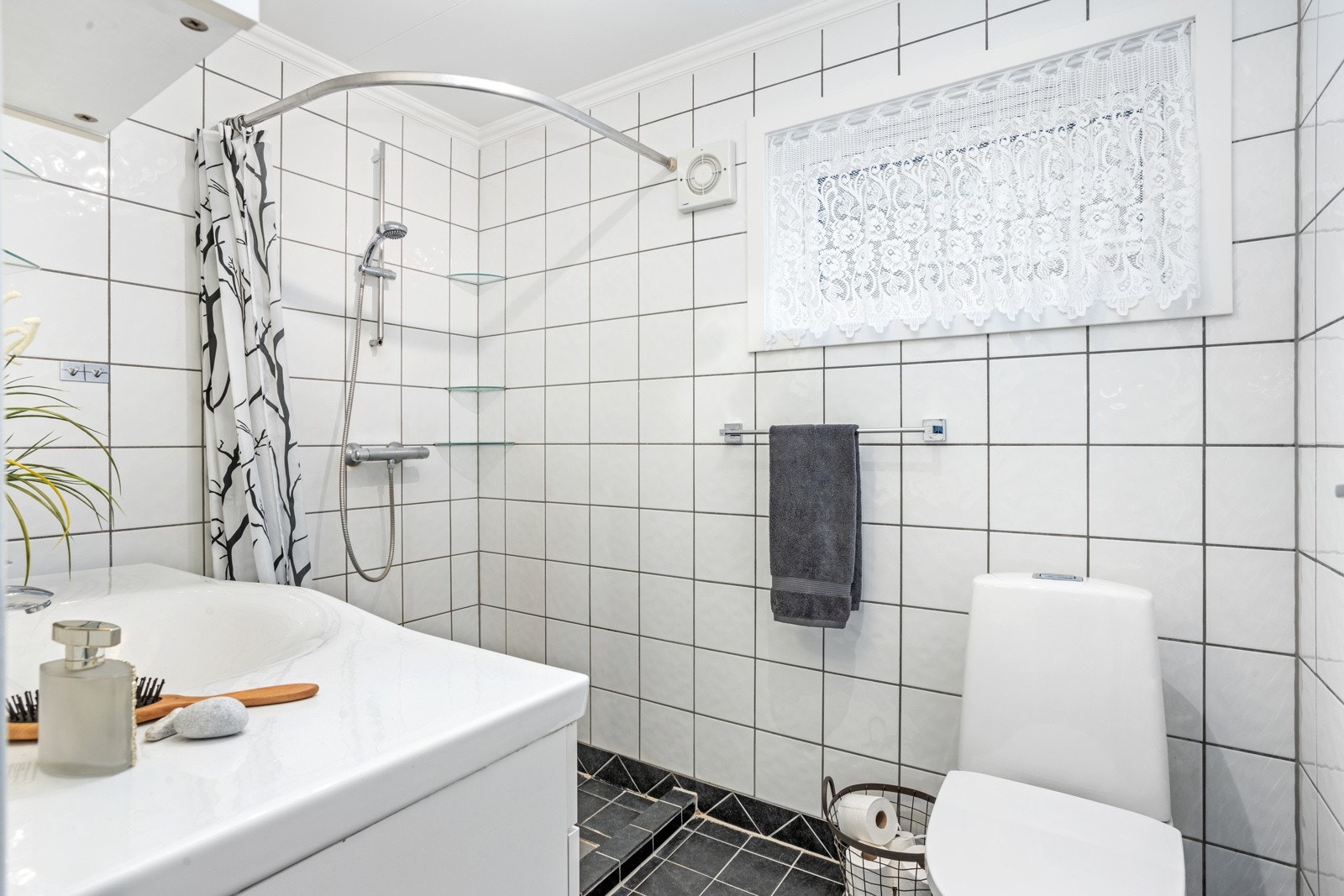 Flislagt baderom med varmekabler i gulv. Galleribilde