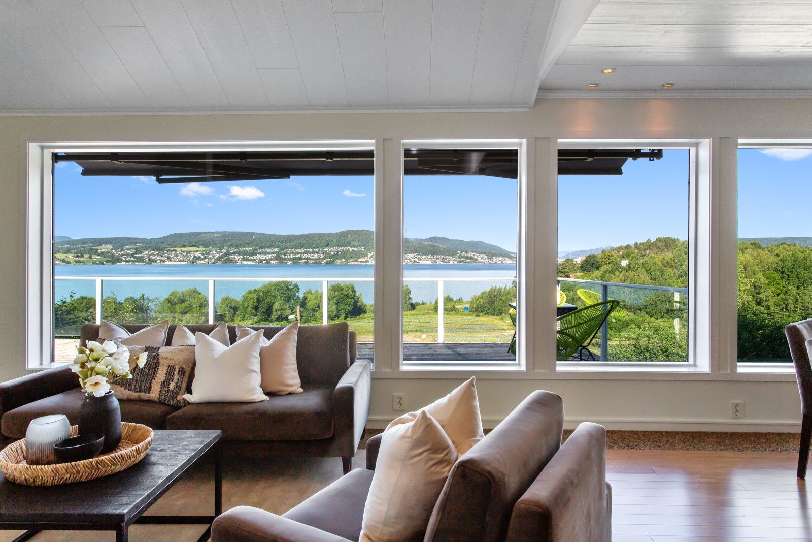 Store vinduflater gir rikelig med natulig sollys. Galleribilde