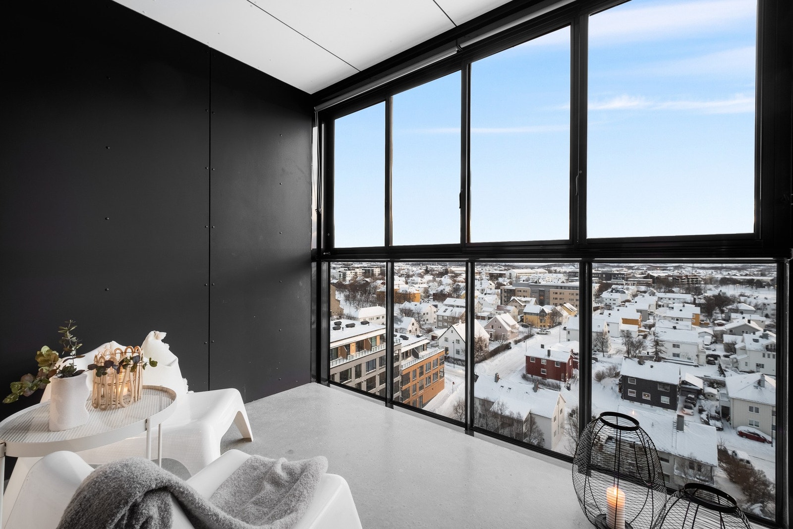 Fra stuen har du en praktisk innglassert balkong. Galleribilde