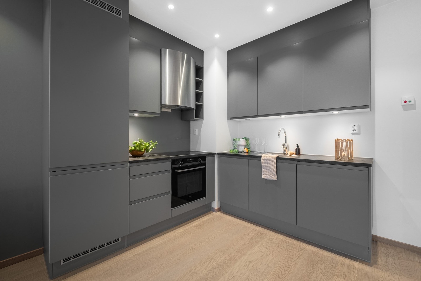 Kjøkkenet er rikelig utbygd med over- og underskap. Stilren og moderne utstråling. Galleribilde