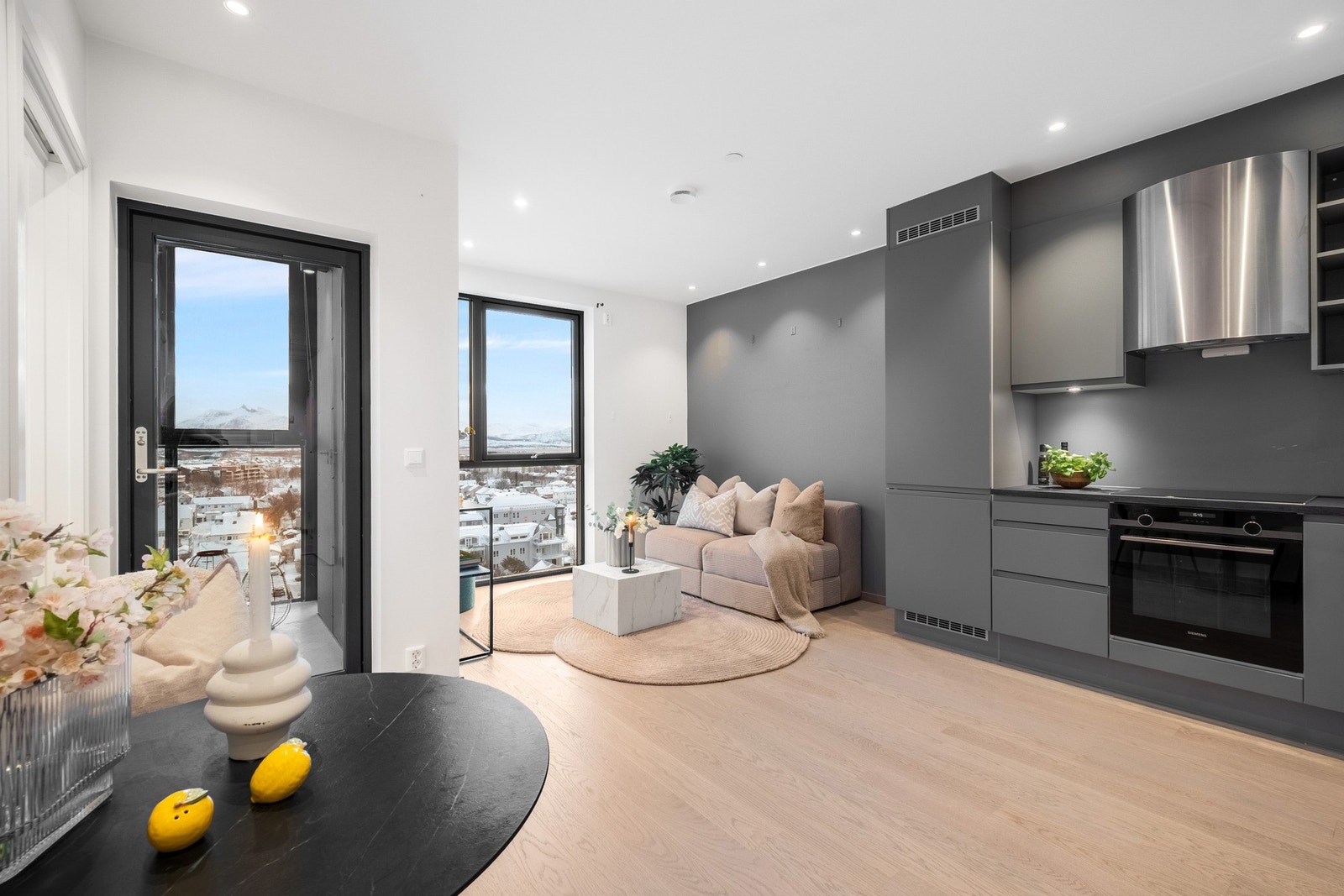 Velkommen til denne flotte 2- roms leiligheten i The Storm med en beliggenhet midt i smørøyet av sentrum. Galleribilde