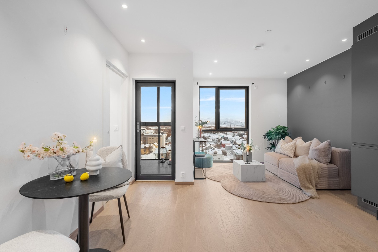 Den åpne stue/kjøkkenløsningen er effektivt løst med gode møbleringsmuligheter. Galleribilde