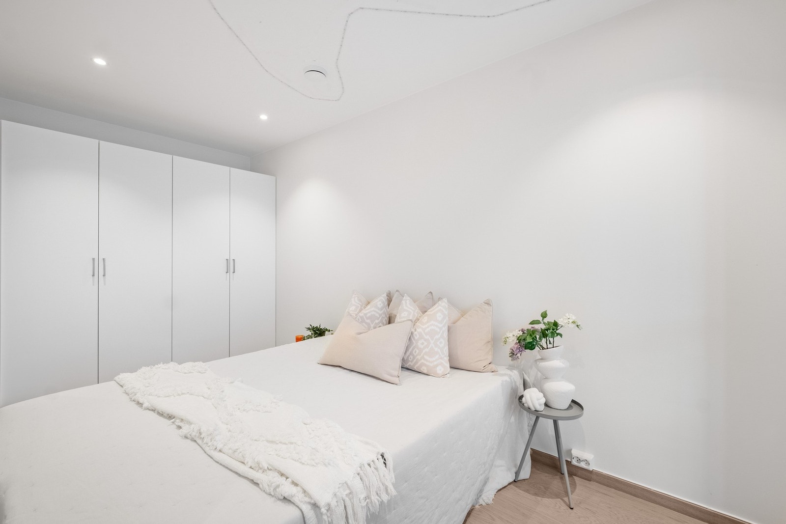 Gode muligheter for oppbevaring på hver sin side av sengen. Galleribilde