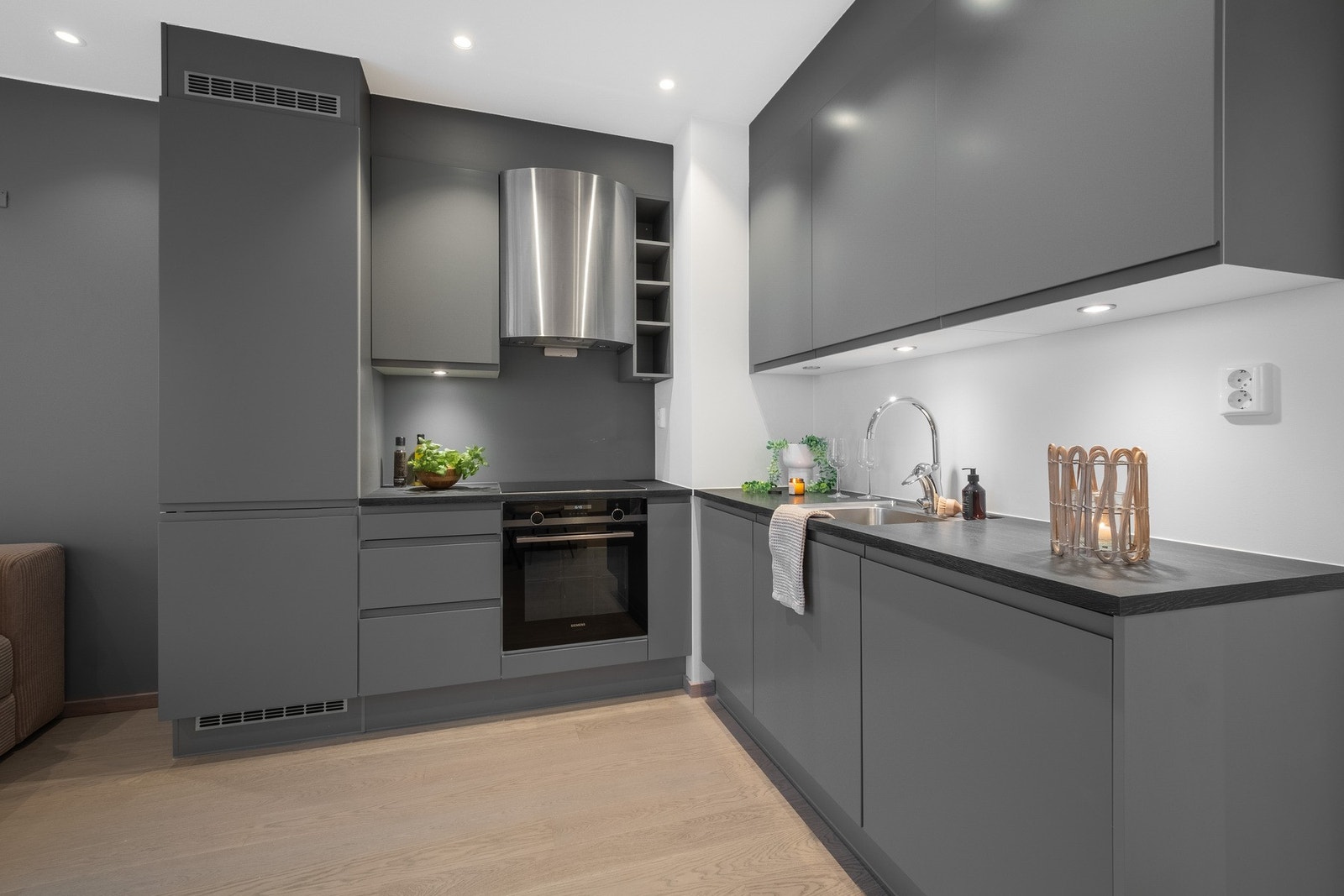 Lekker utforming med integrerte hvitevarer. Galleribilde