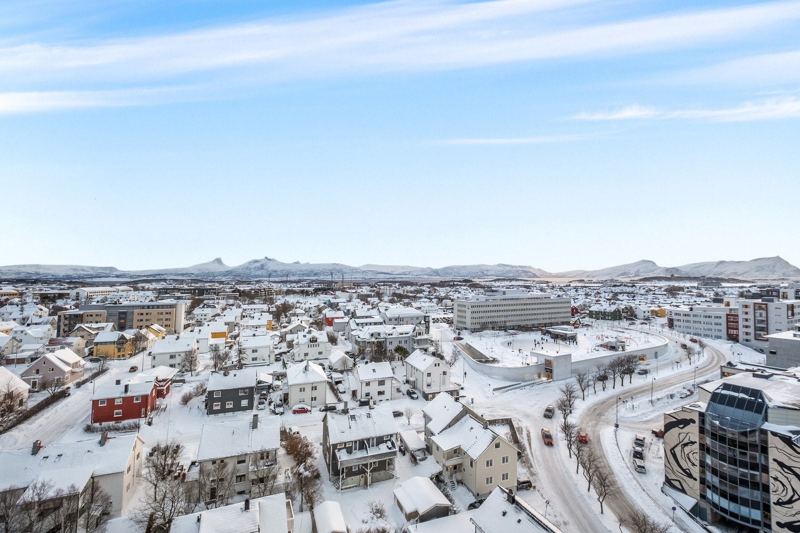 Fra de store vindusflatene kan du trekke inn den fantastiske, sørvendte utsikten. Galleribilde