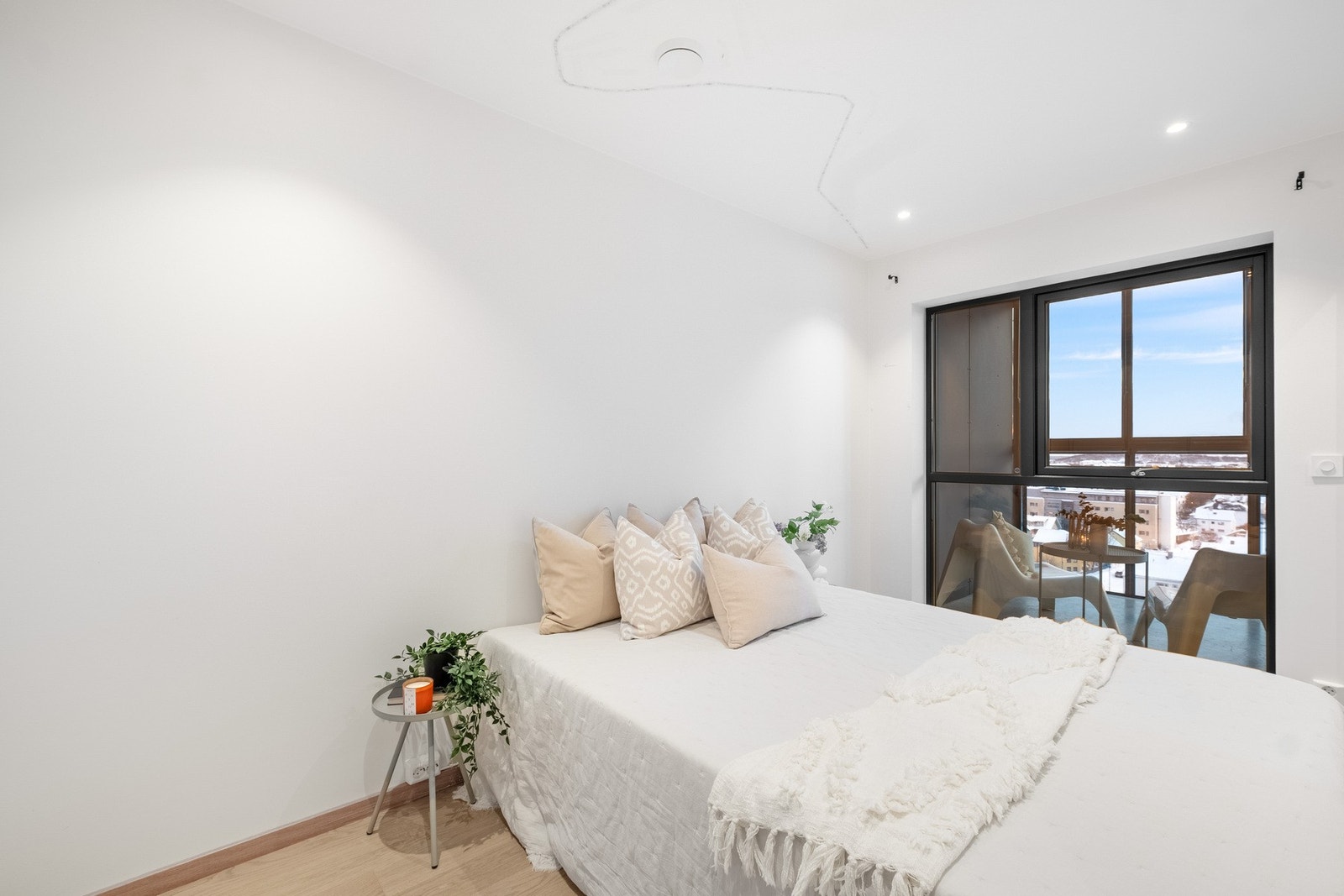 Romslig soverom med god plass til dobbeltseng. Galleribilde