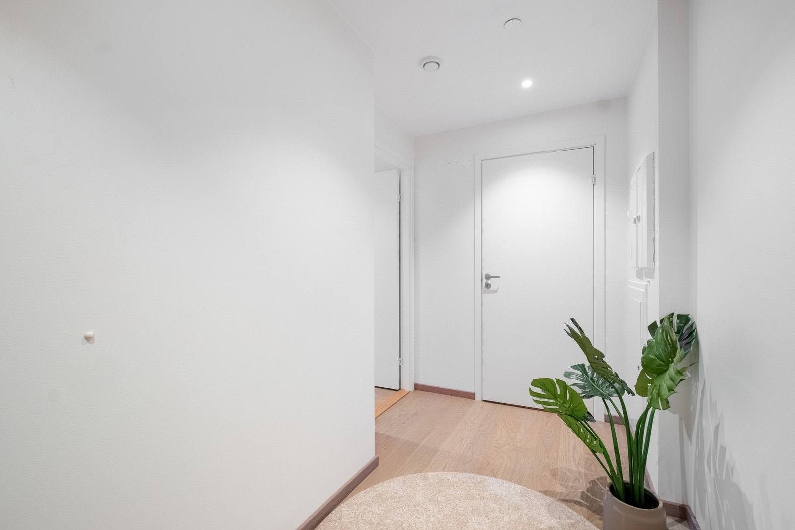 God plass til å henge fra seg ytterklær og sette fra seg skotøy. Galleribilde