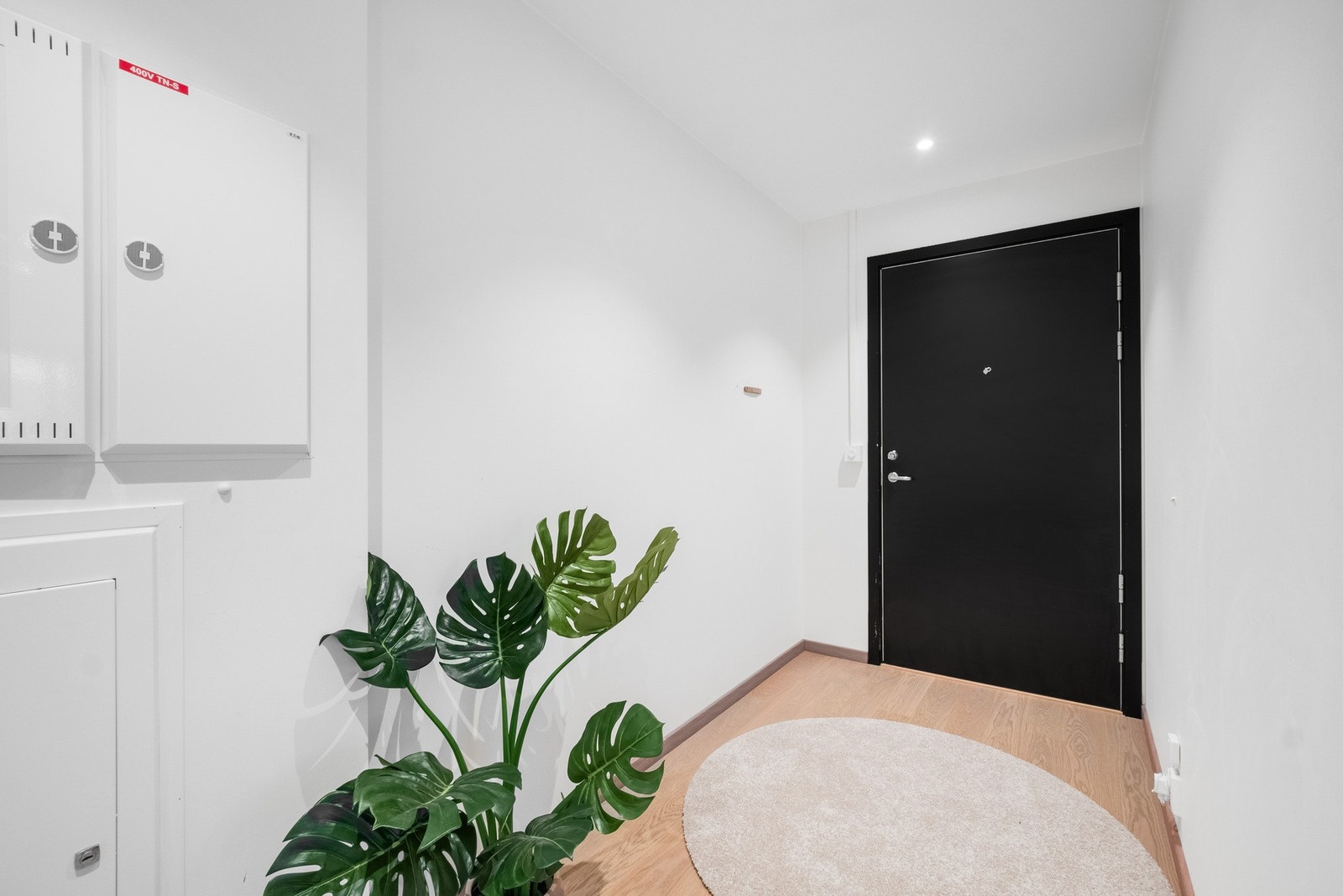 Lys og modernde entre med luftig preg. Fine overflater og vannbåren varme. Galleribilde