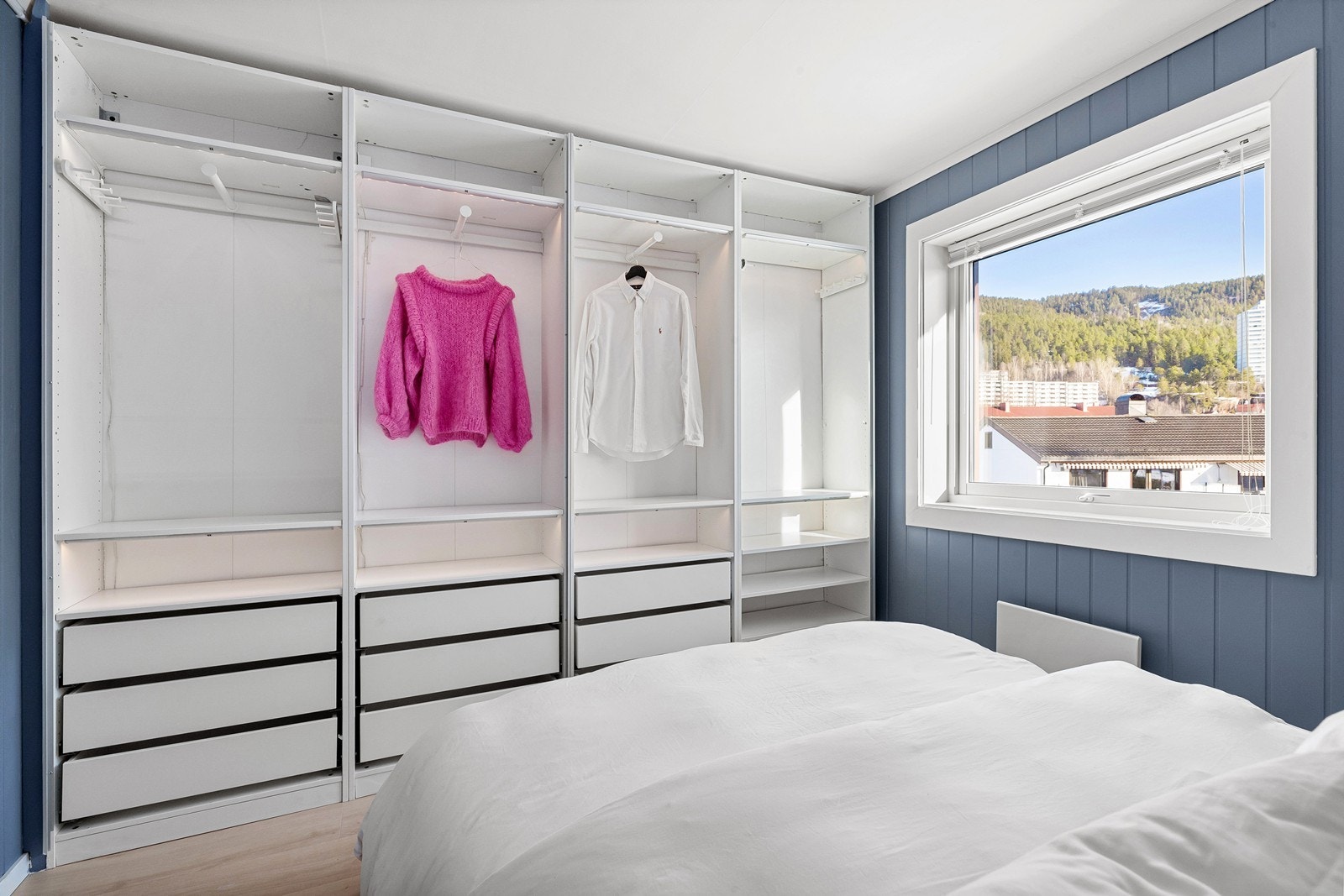 Det er 2 soverom i denne bolig Galleribilde