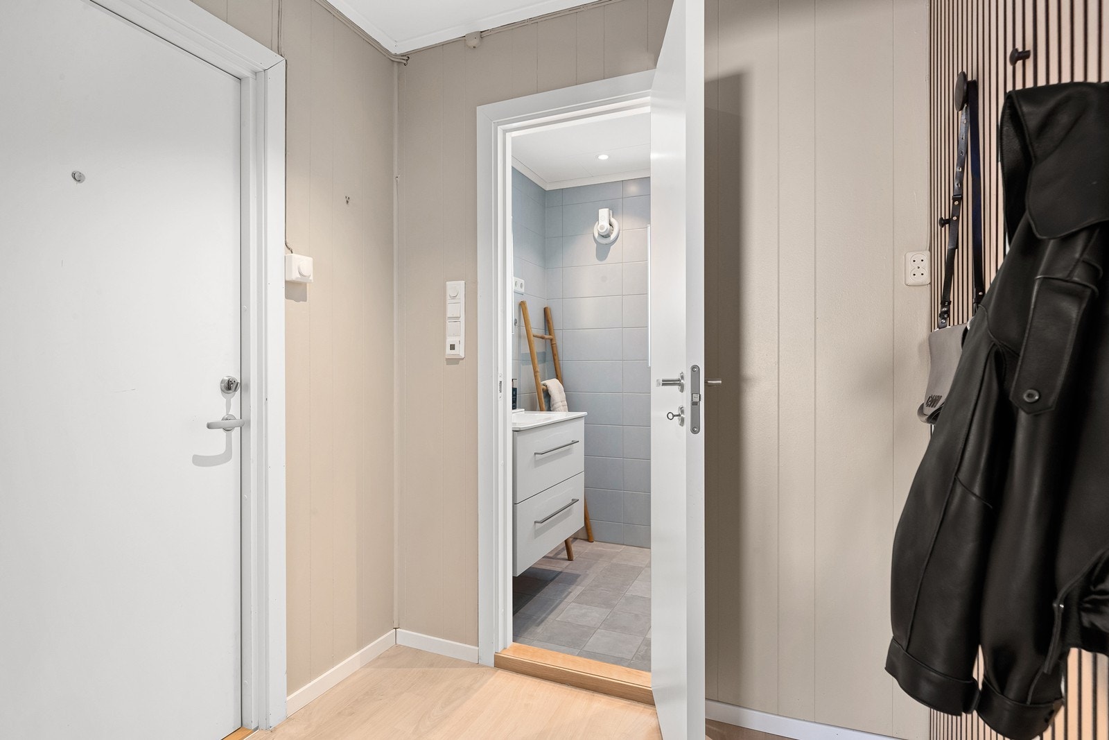 Velkommen inn i en lys og modernisert bolig Galleribilde